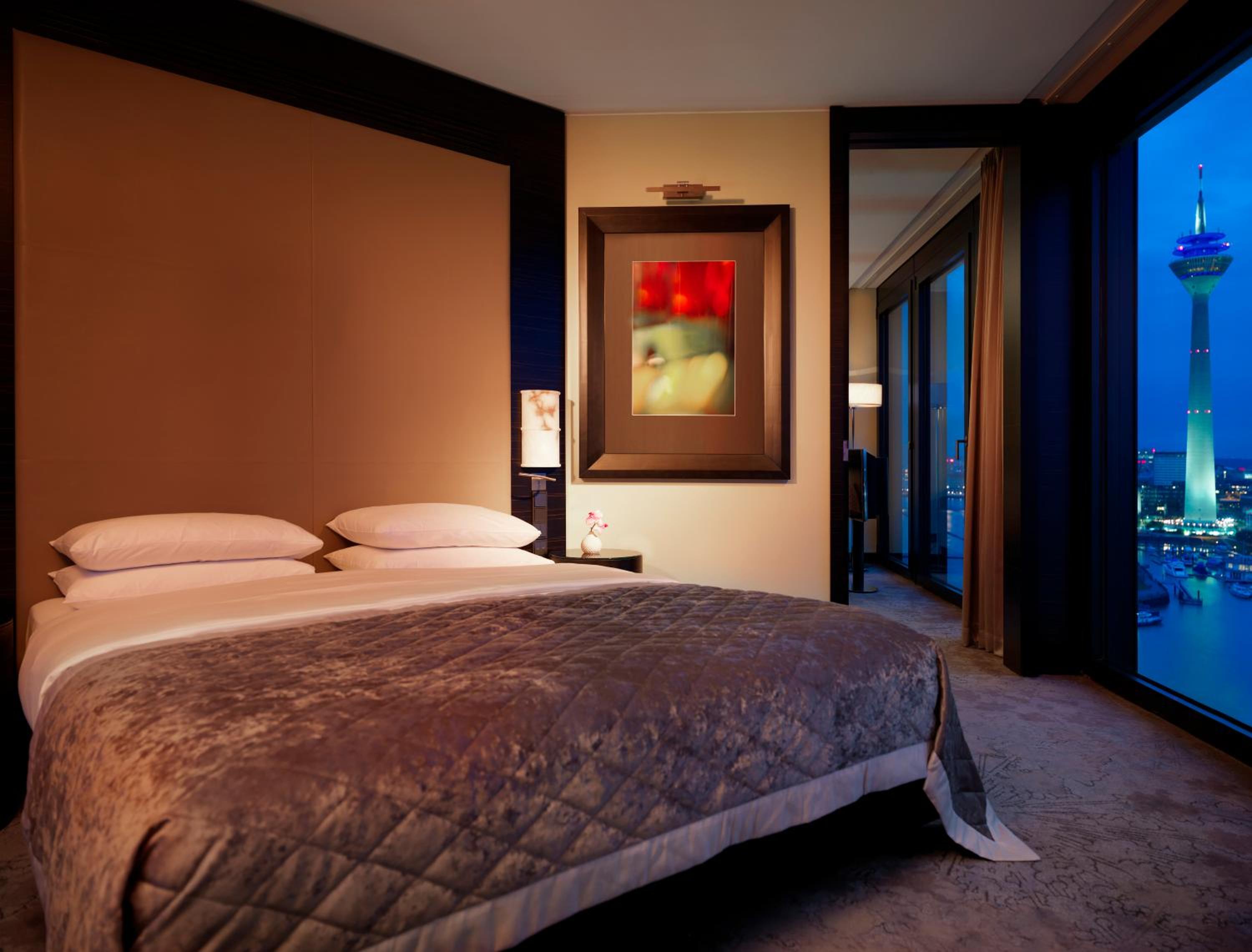King Suite With Harbour View thumbnail 6