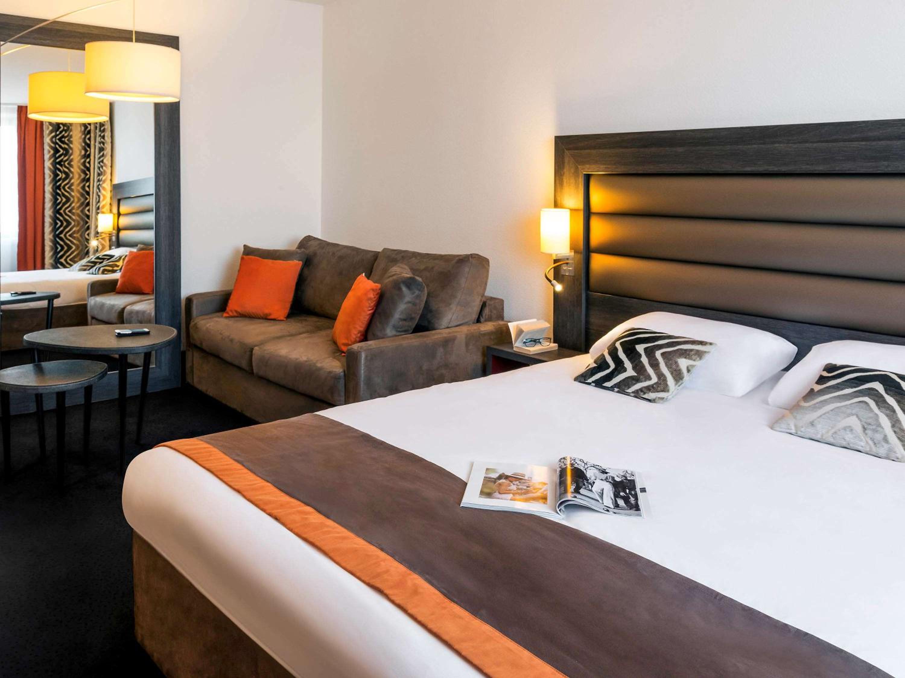 Executive Room with One King Bed And One Double Sofa Bed - Photo 2