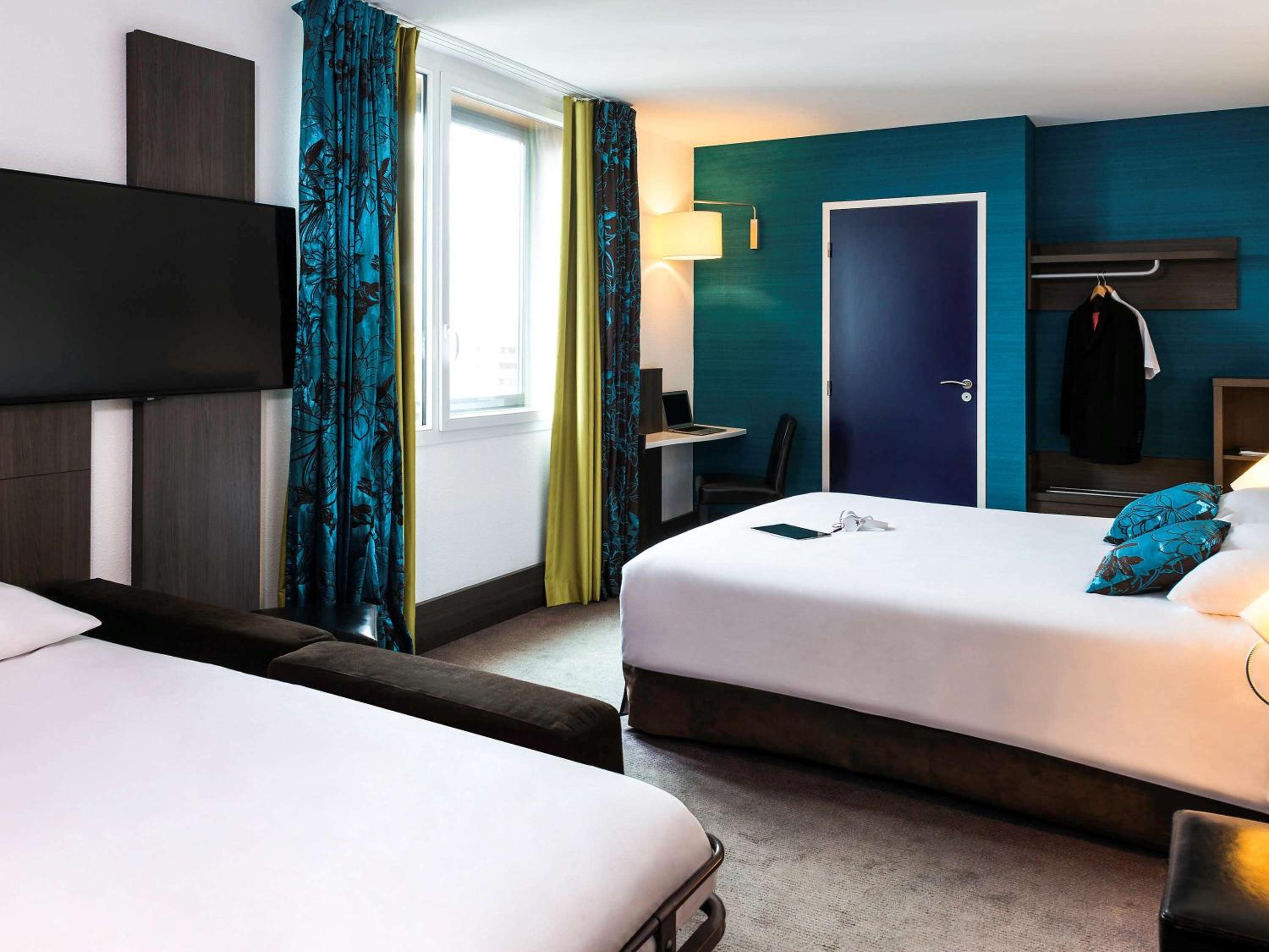 Junior Suite with Queen Bed and Sofa Bed thumbnail 5
