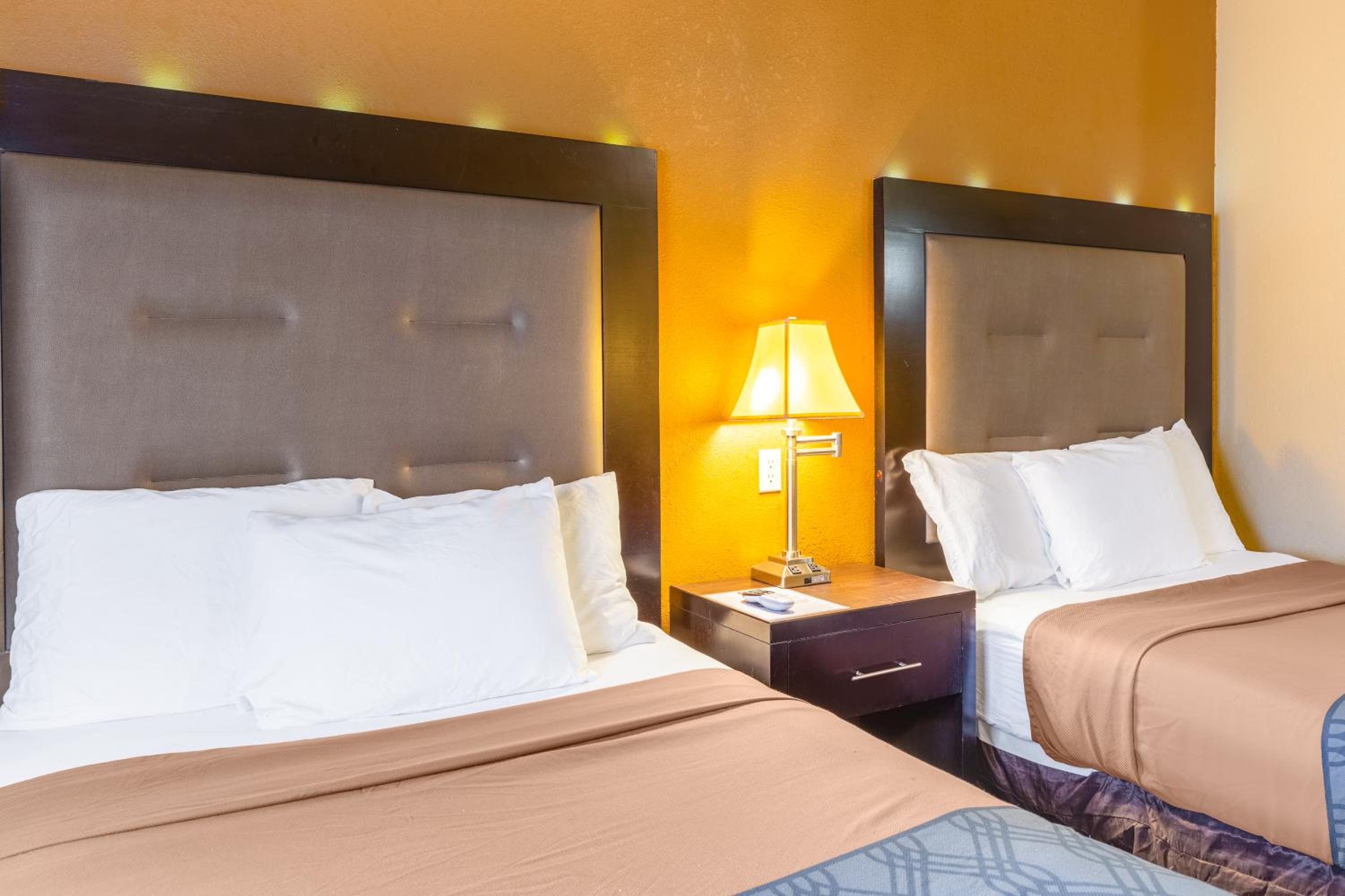 Double Room with Two Double Beds - Smoking - Photo 2