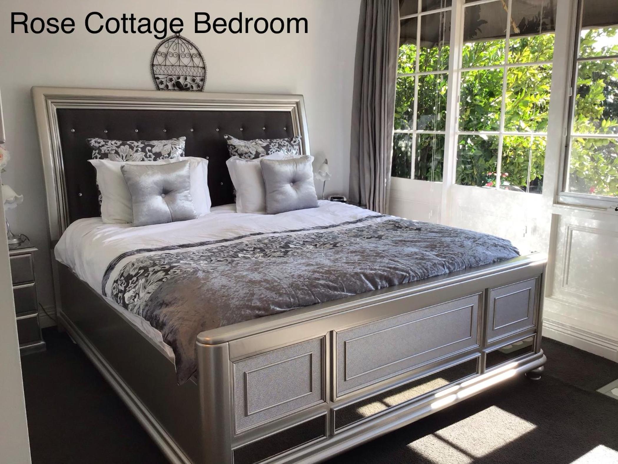 Rose Cottage with Garden View