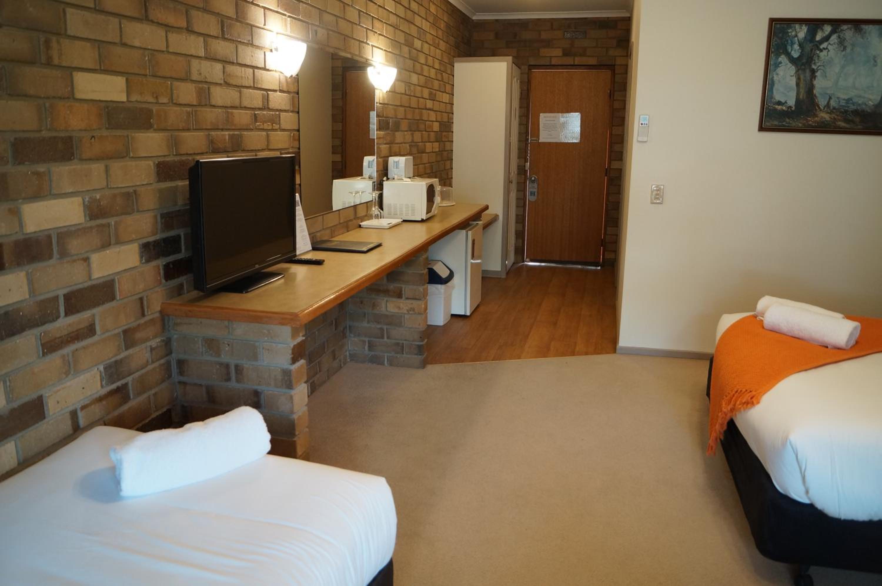 Deluxe Twin Suite with Spa Bath photo 2