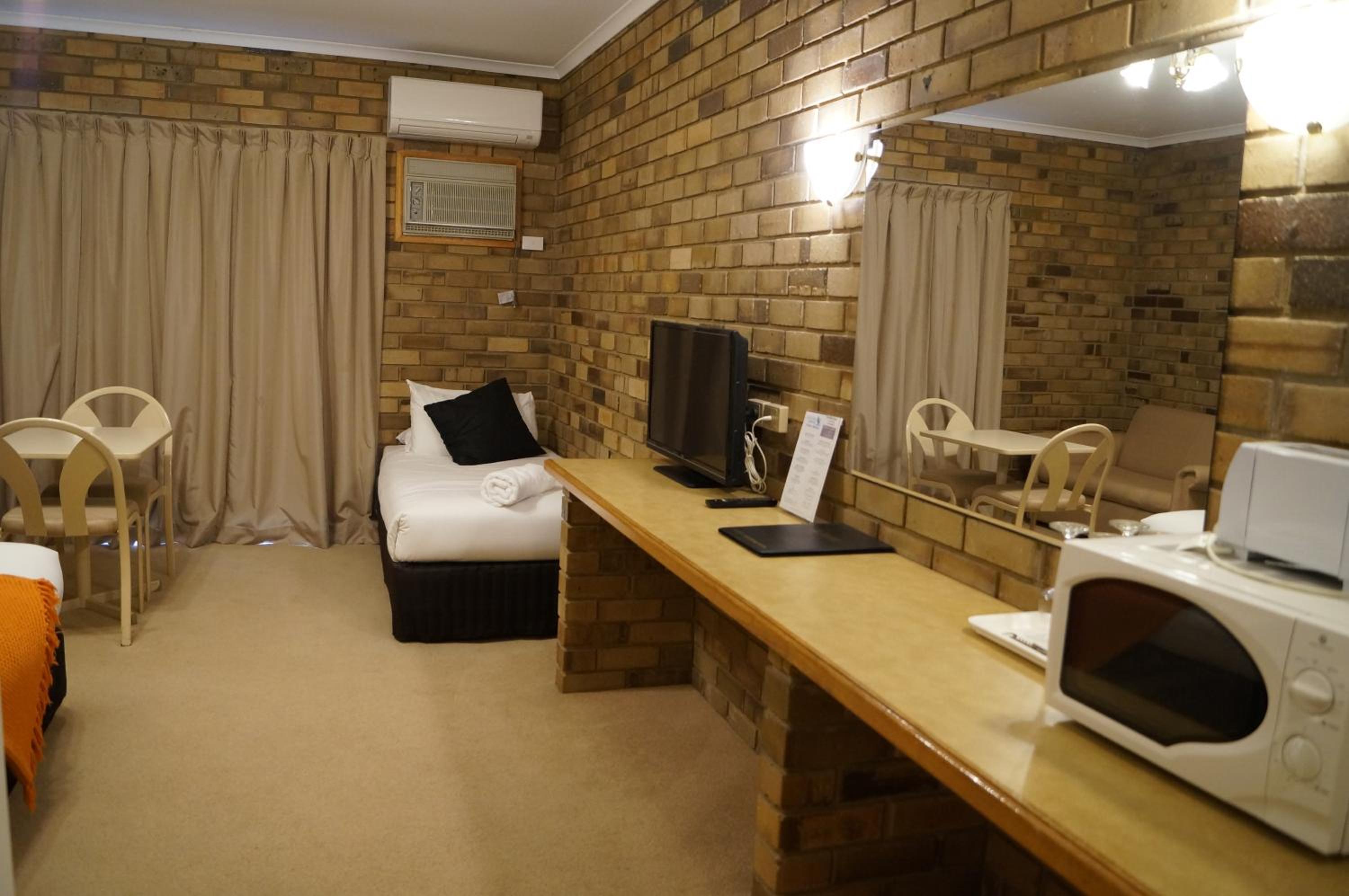 Deluxe Twin Suite with Spa Bath photo 3