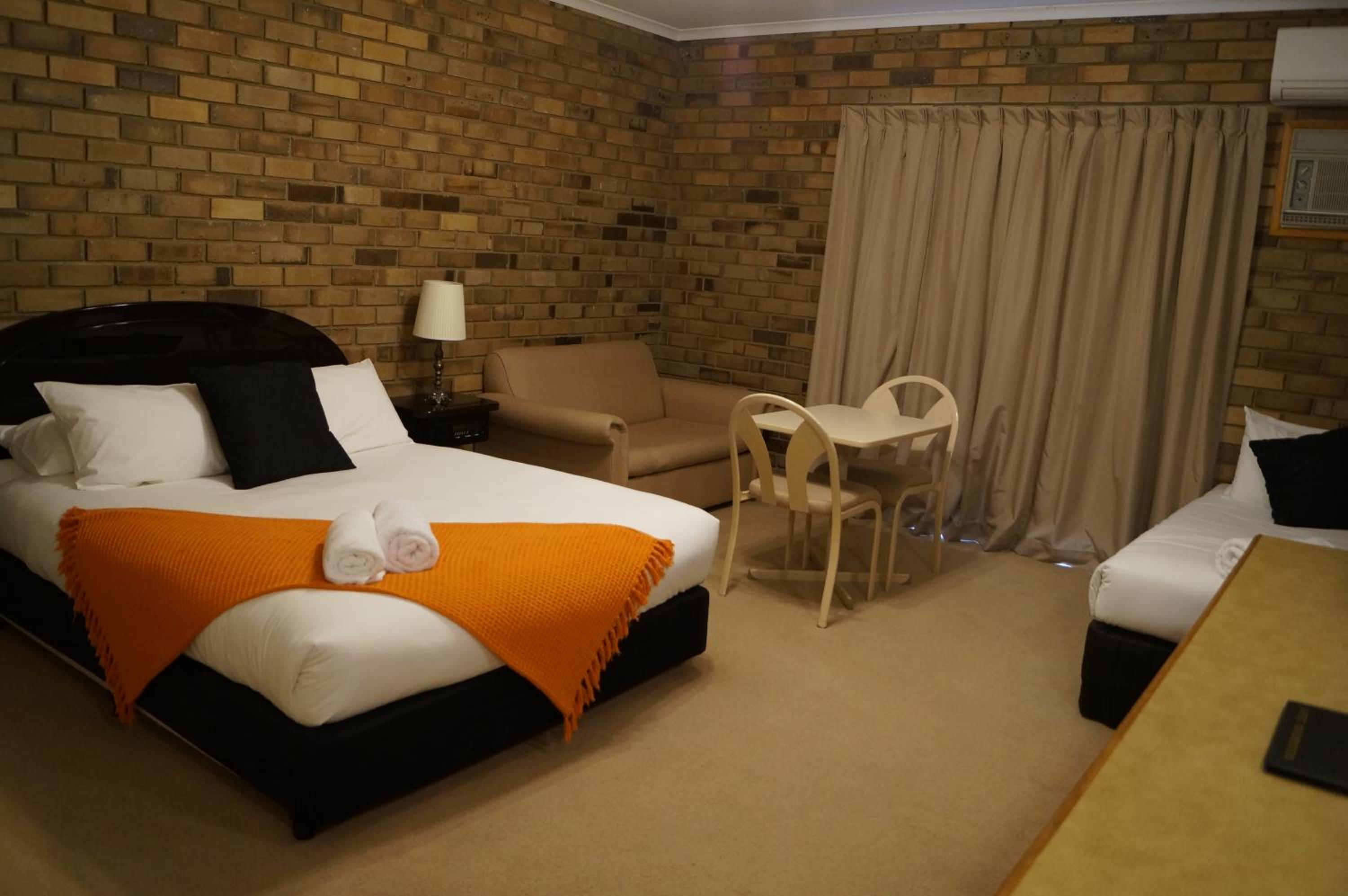 Deluxe Twin Suite with Spa Bath photo 1