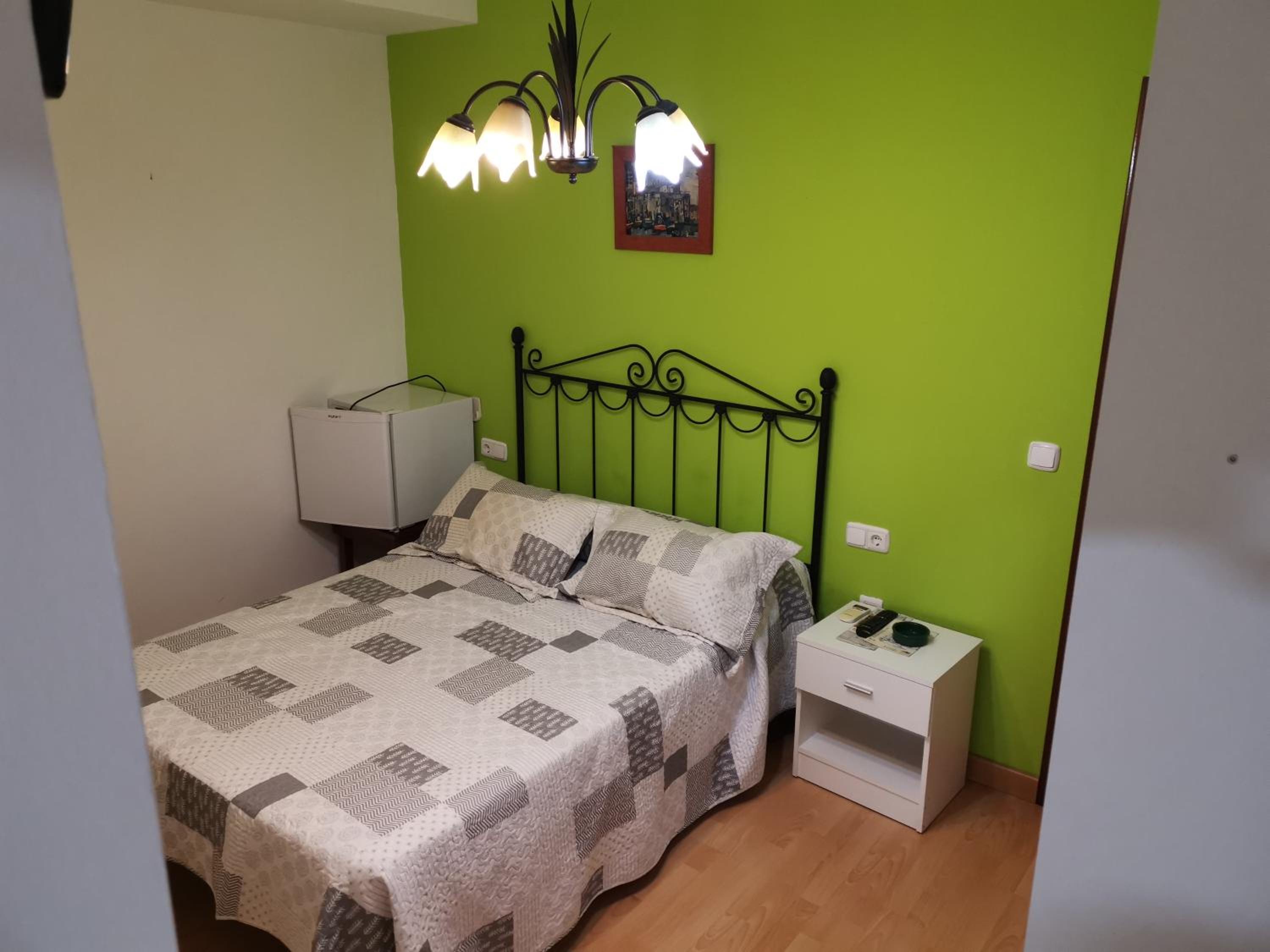 Standard Double or Twin Room - Photo 8