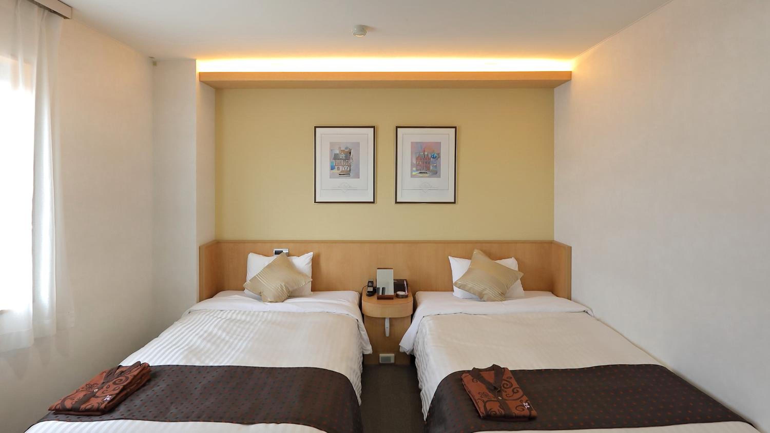 Twin Room - Non-Smoking photo 2