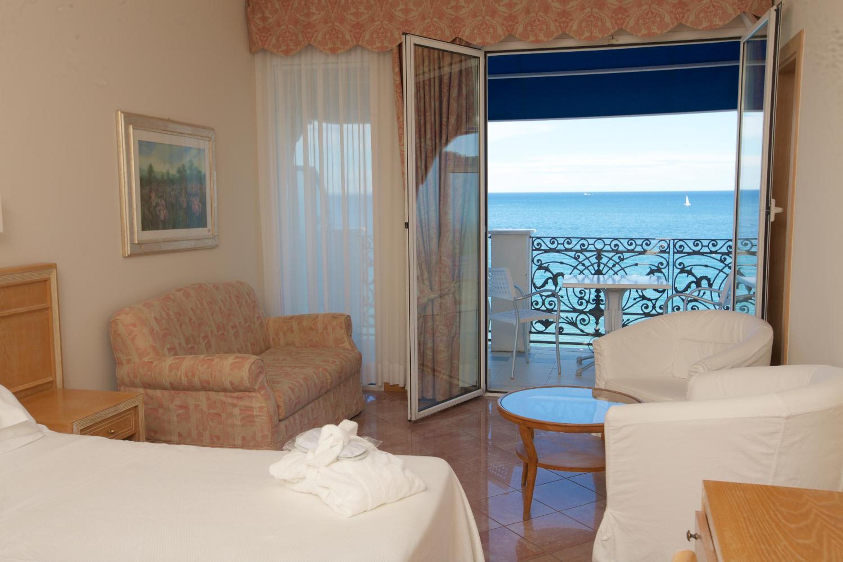Junior Suite with Balcony - Photo 13