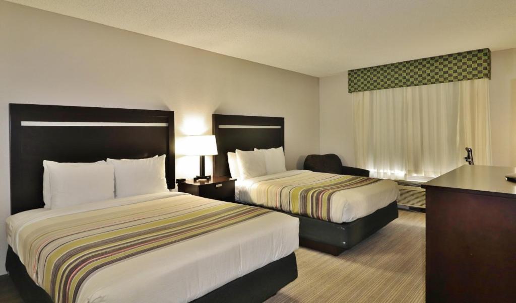 Queen Room with Two Queen Beds - Non-Smoking - Photo 7