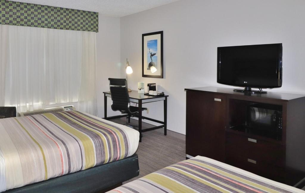 Queen Room with Two Queen Beds - Non-Smoking - Photo 6