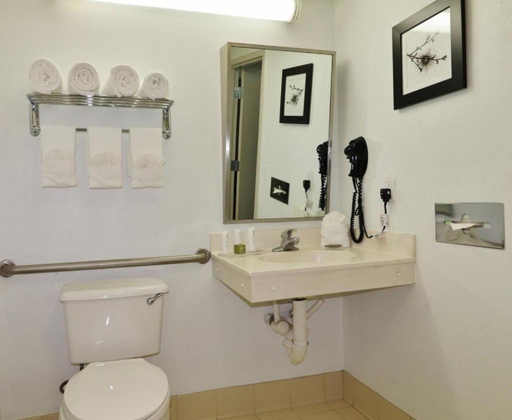 Queen Room with Two Queen Beds and Roll-In Shower - Non-Smoking - Photo 6