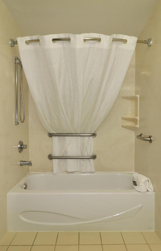 Queen Room with Two Queen Beds - Disability Access/Non-Smoking - Photo 10