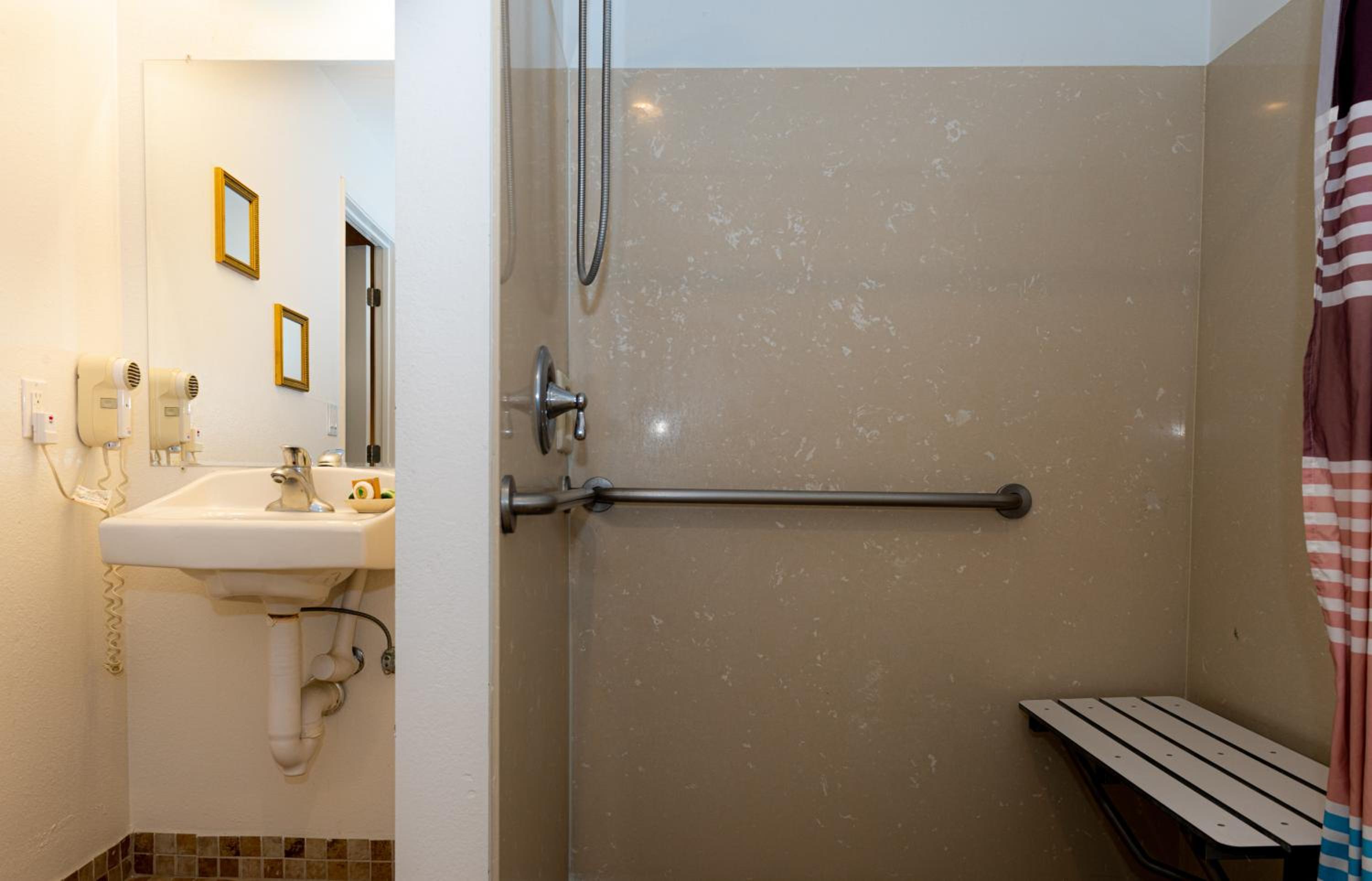 Queen Room - Disability Access - Photo 3