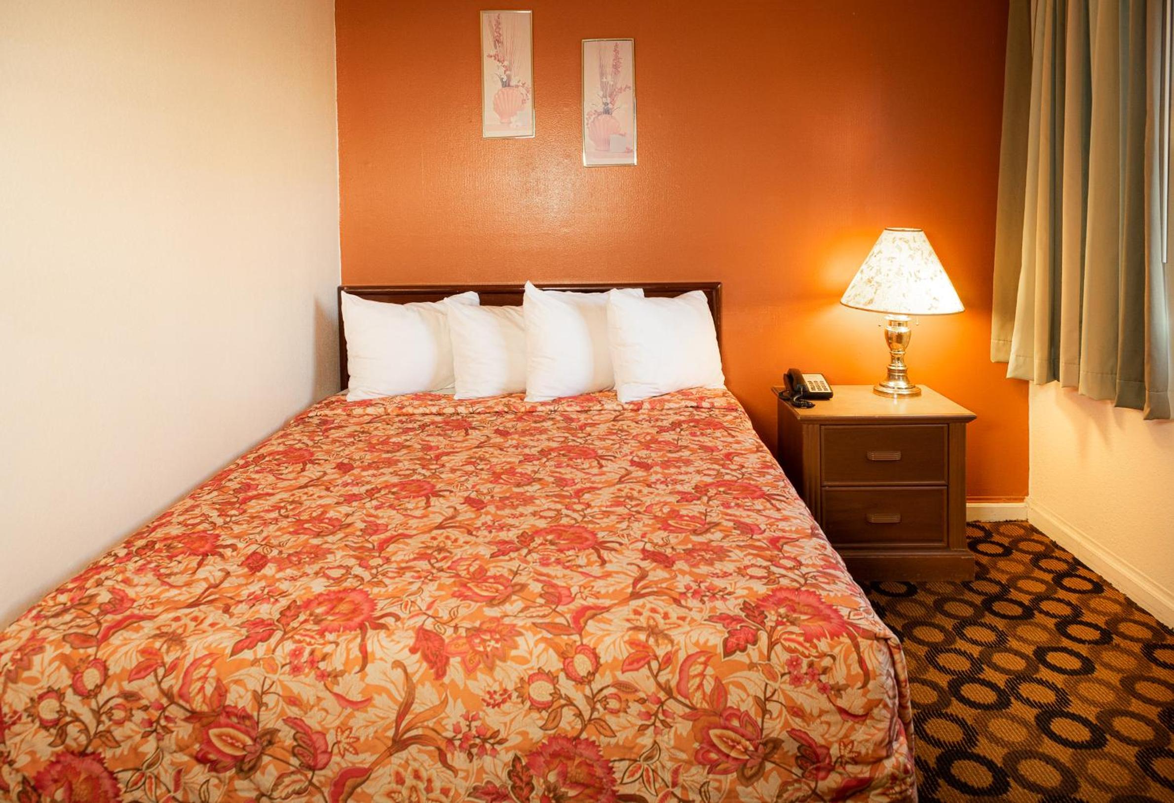 Queen Room - Disability Access - Photo 1
