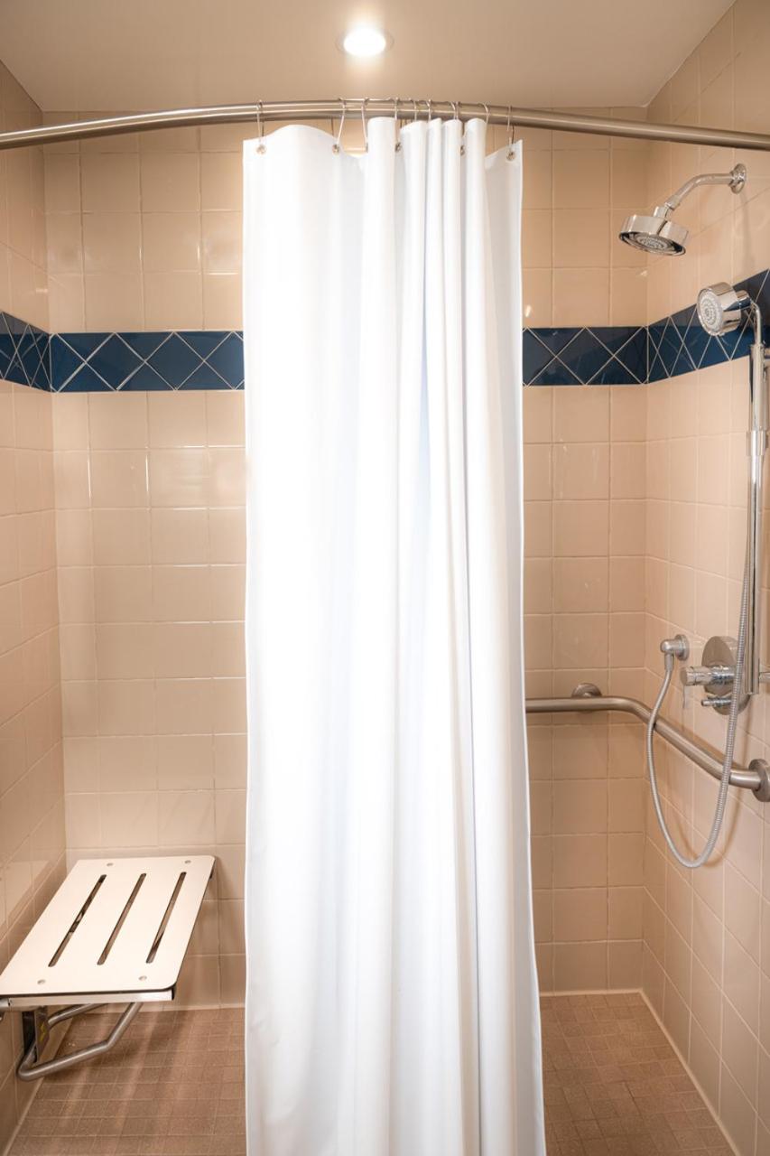 Queen Room - Disability Access - Photo 5
