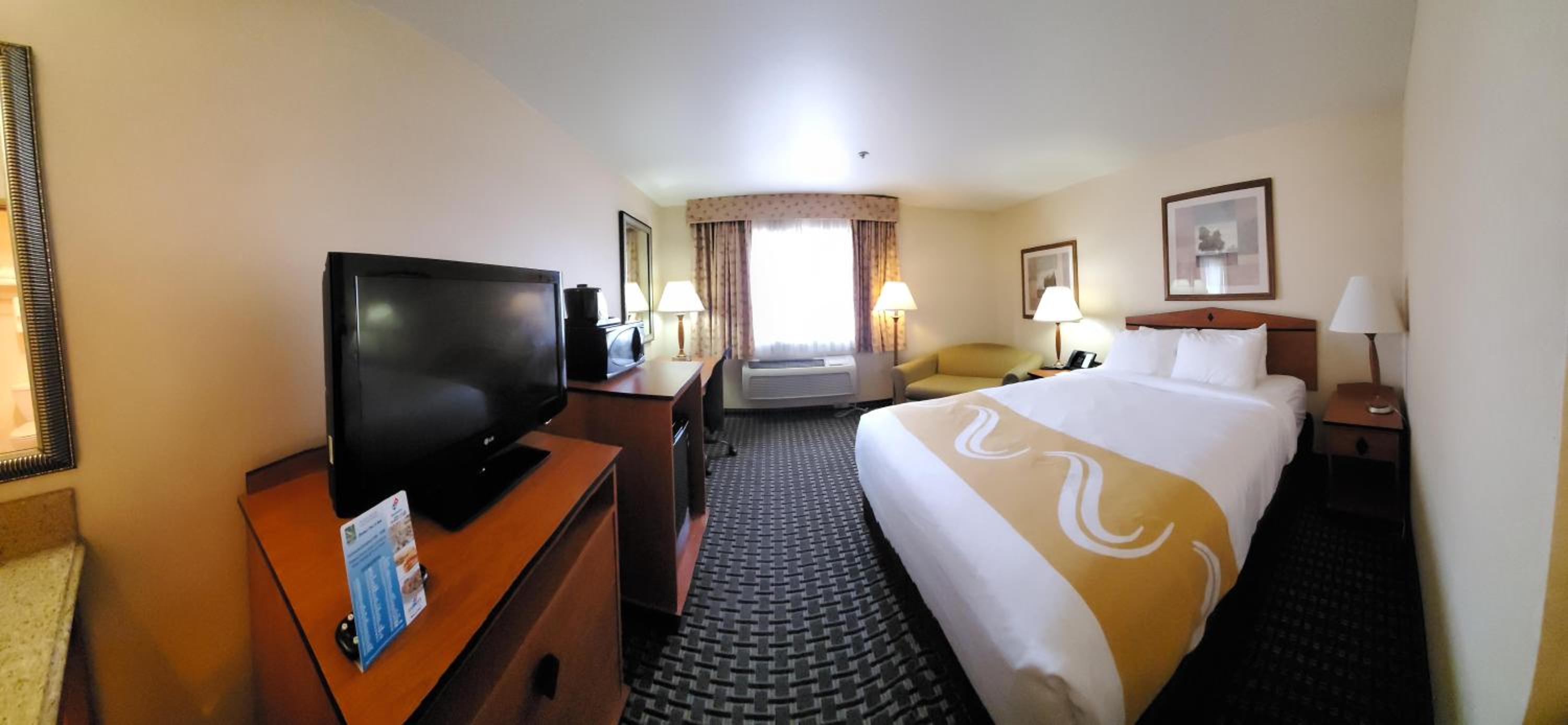 Queen Room - Non-Smoking/Pet Friendly - Photo 1