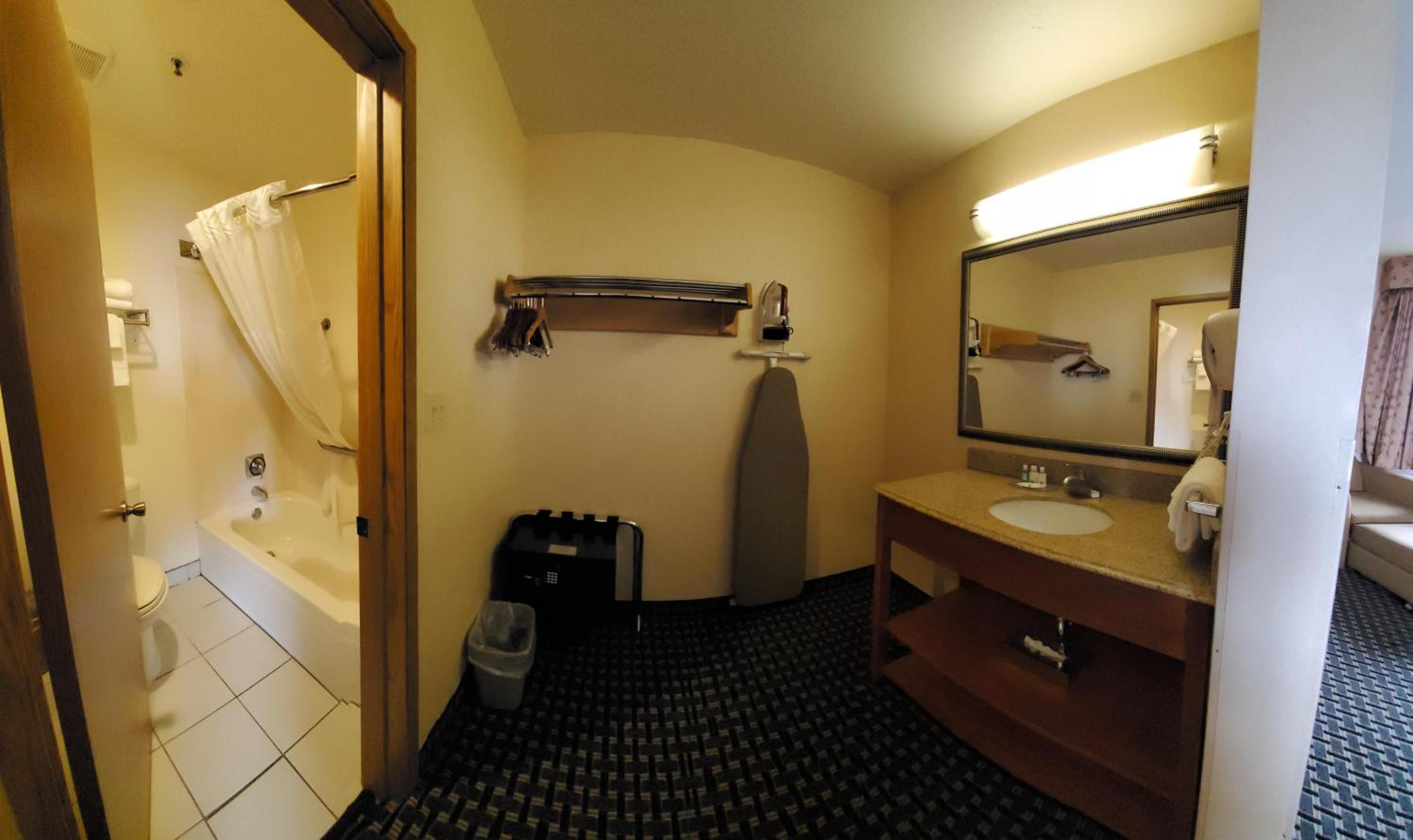 Superior Queen Room with Two Queen Beds - Non-Smoking - Photo 2