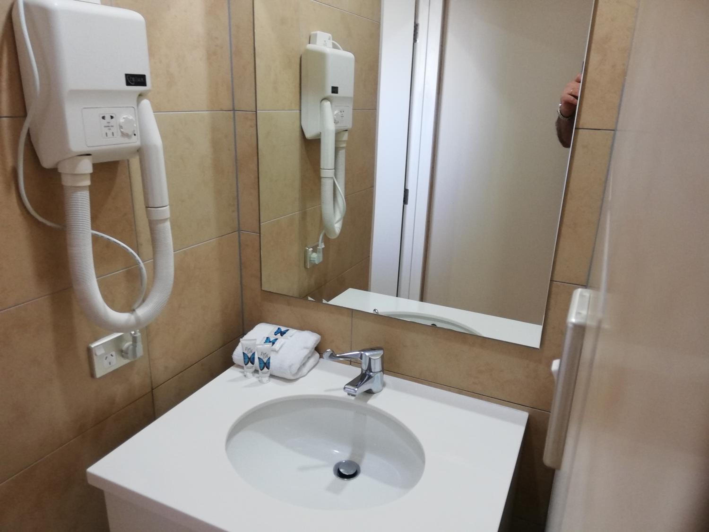 Deluxe Studio with Spa Bath - Photo 2