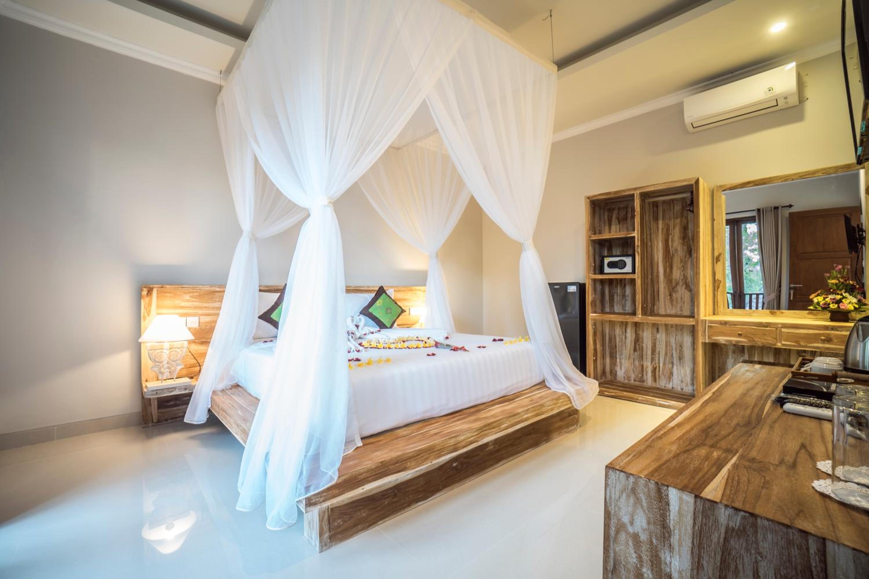 Deluxe King Room - Photo 13