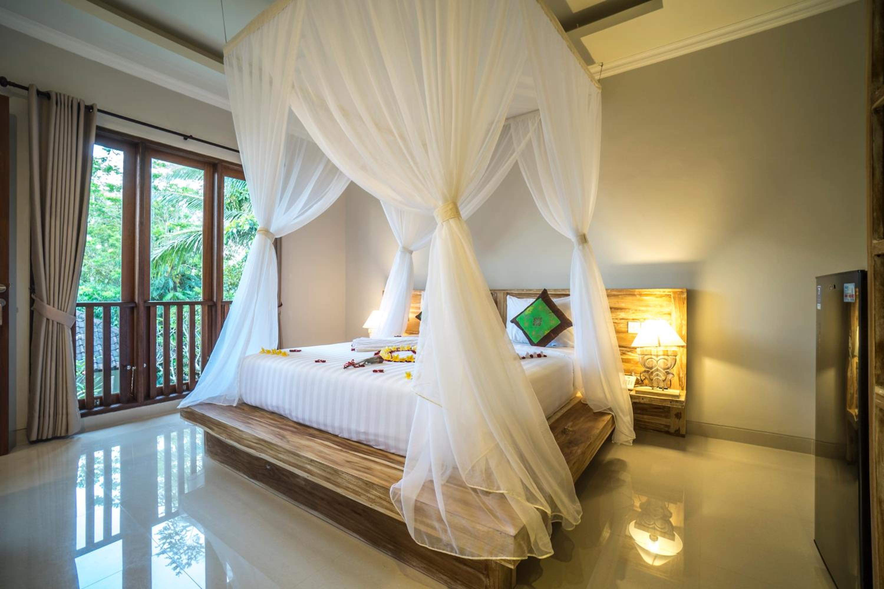 Deluxe King Room - Photo 9
