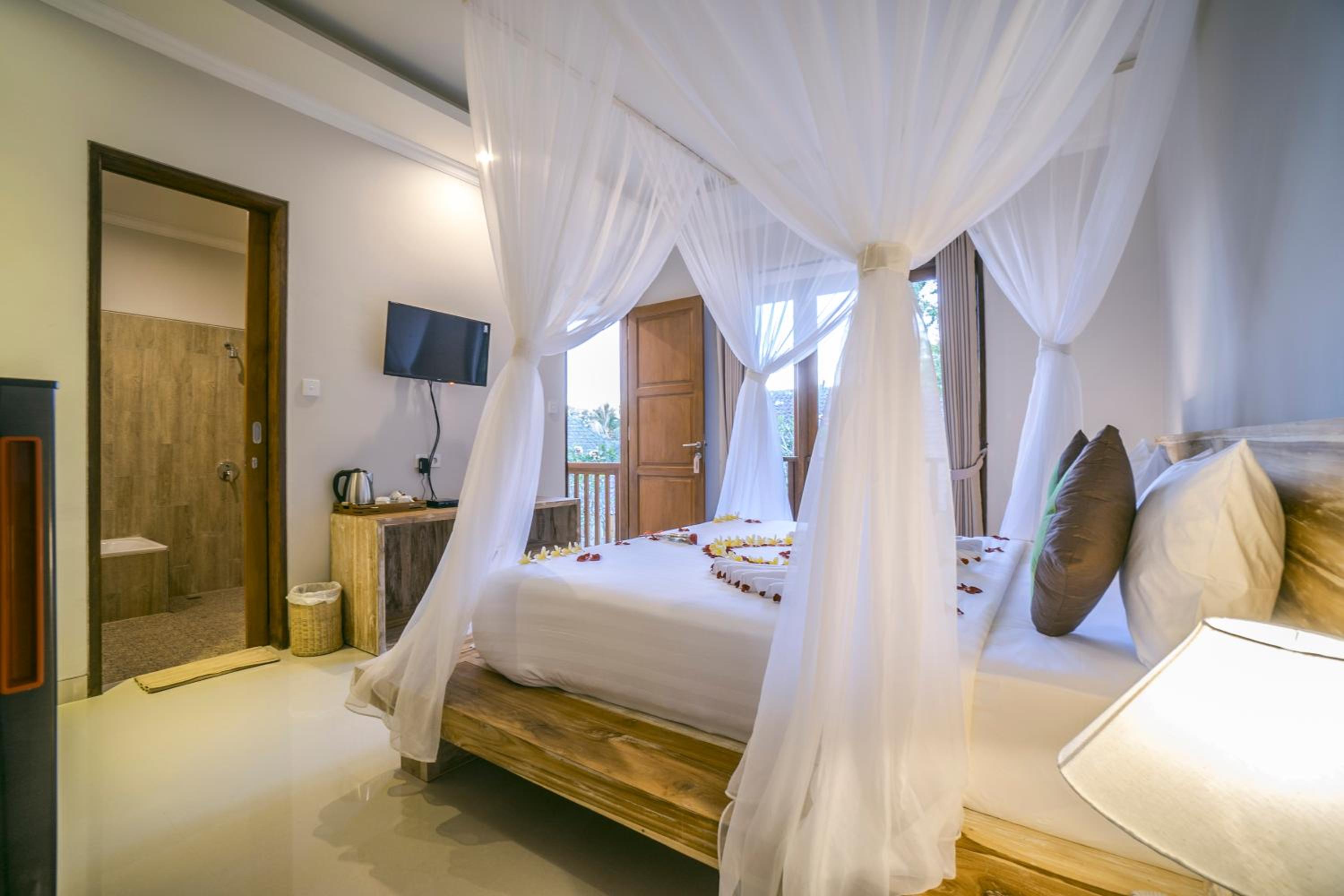 Deluxe King Room - Photo 11