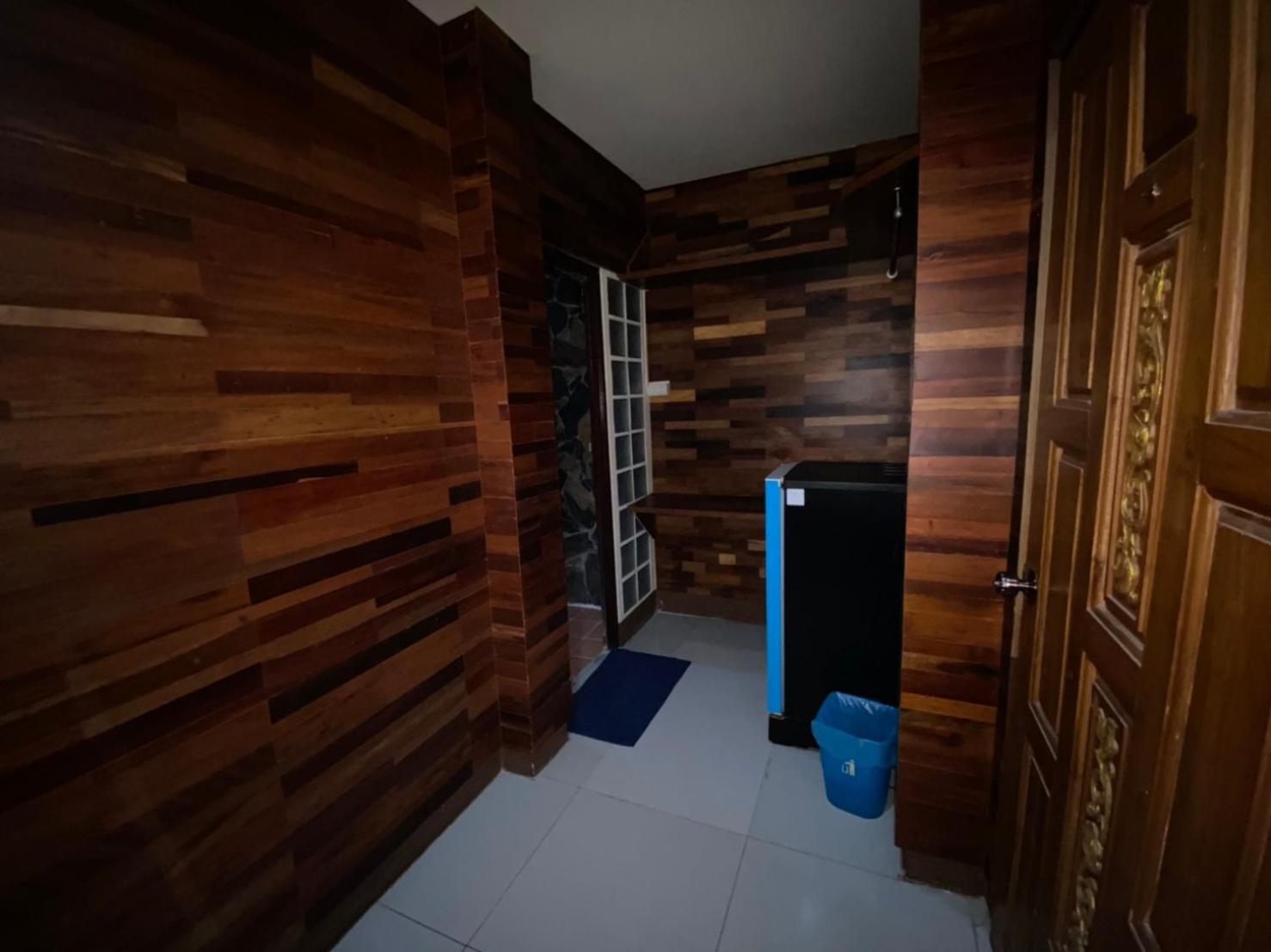 Twin Room with Private Bathroom - Photo 8