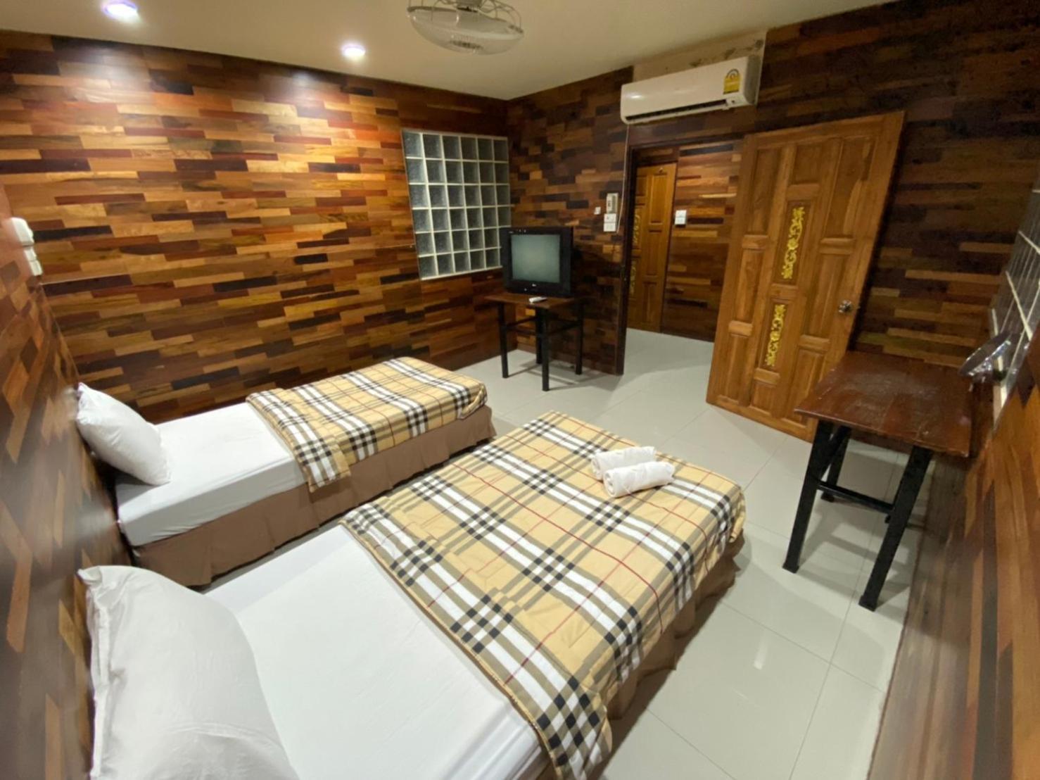 Twin Room with Private Bathroom - Photo 11