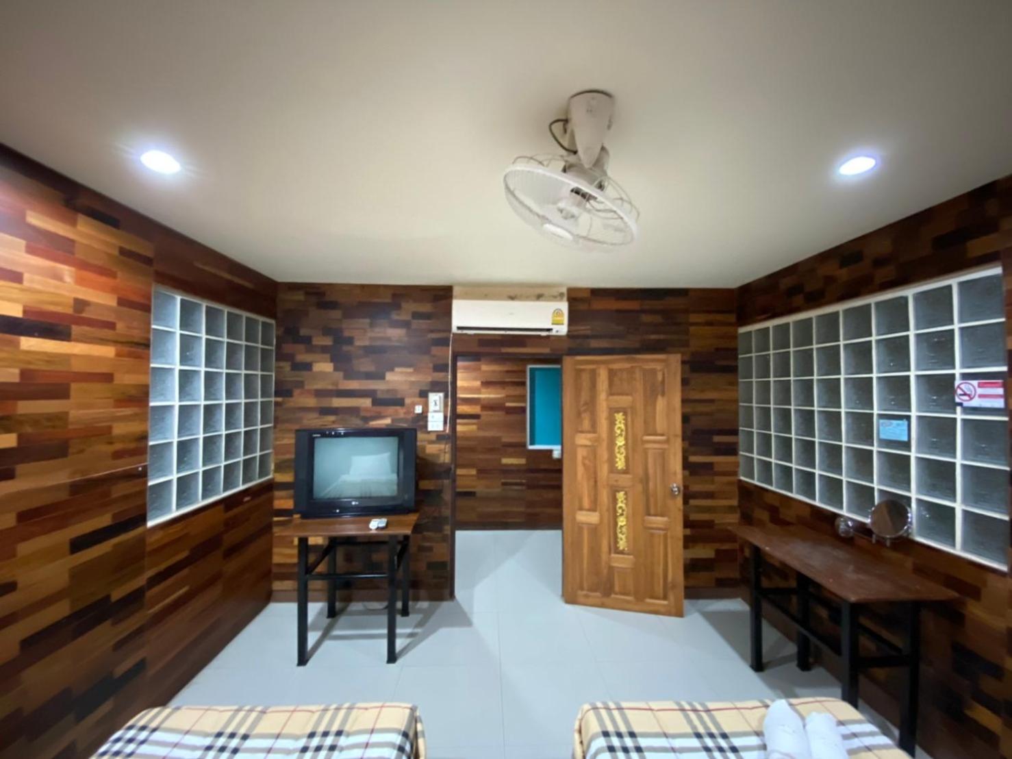Twin Room with Private Bathroom - Photo 10