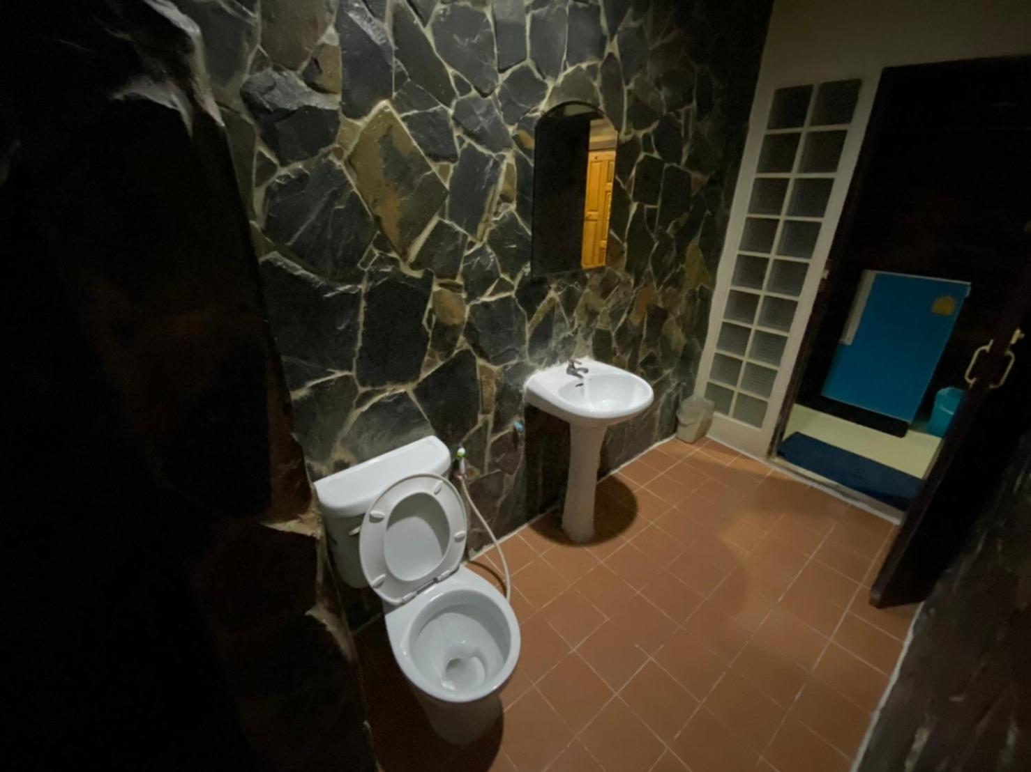 Twin Room with Private Bathroom - Photo 5