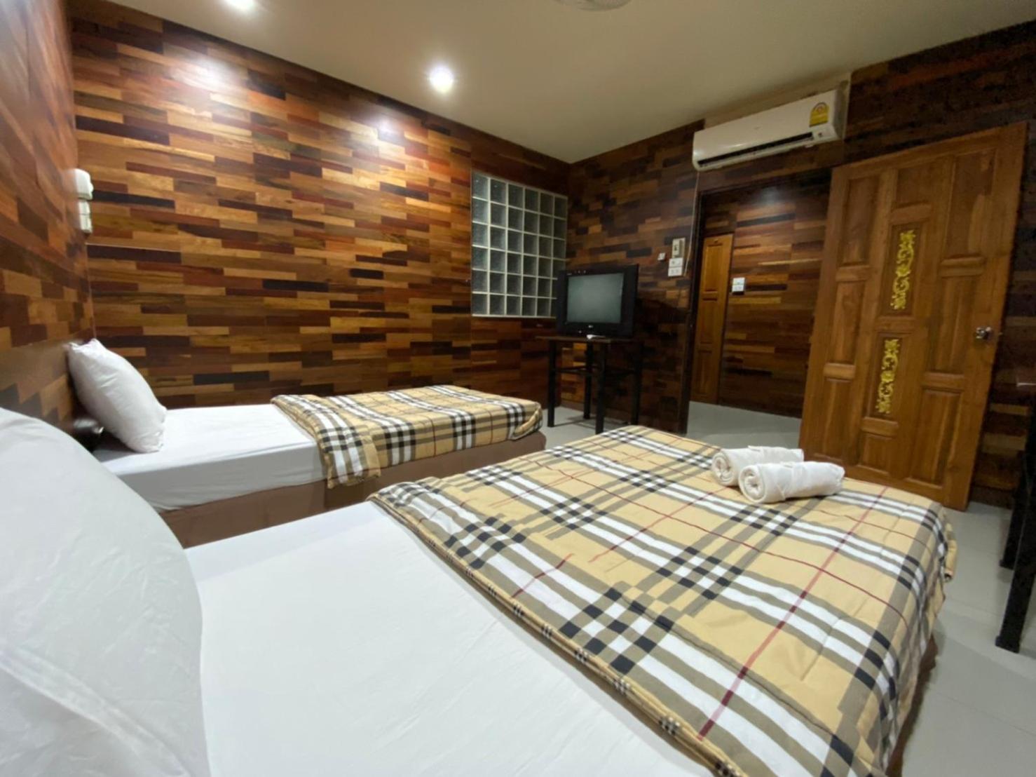 Twin Room with Private Bathroom - Photo 4