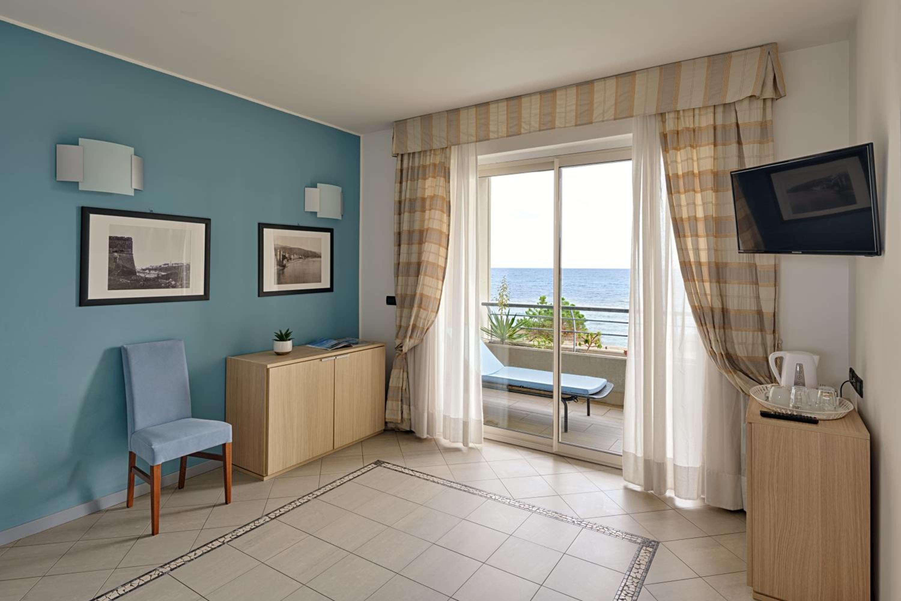 Junior Suite with Sea View - Photo 2