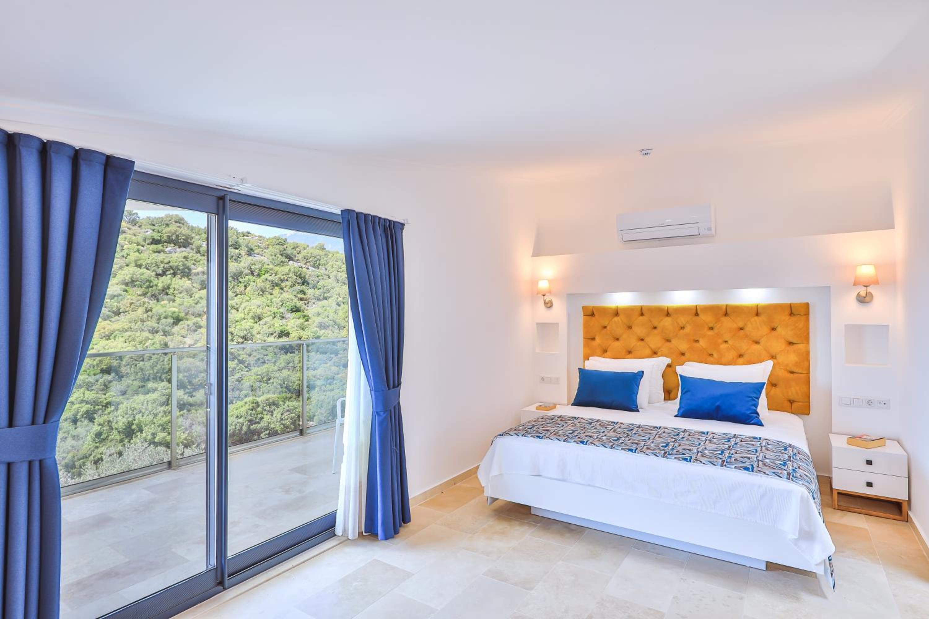 Villa with Sea View - Photo 1