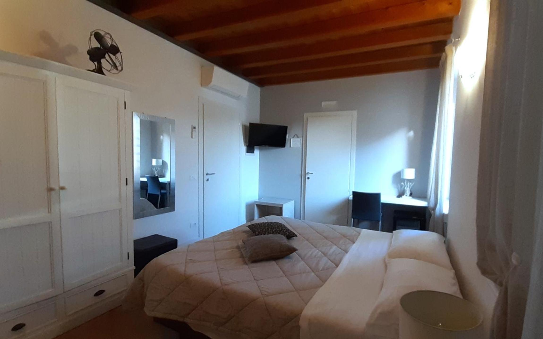 Double or Twin Room with Private Bathroom - Photo 2