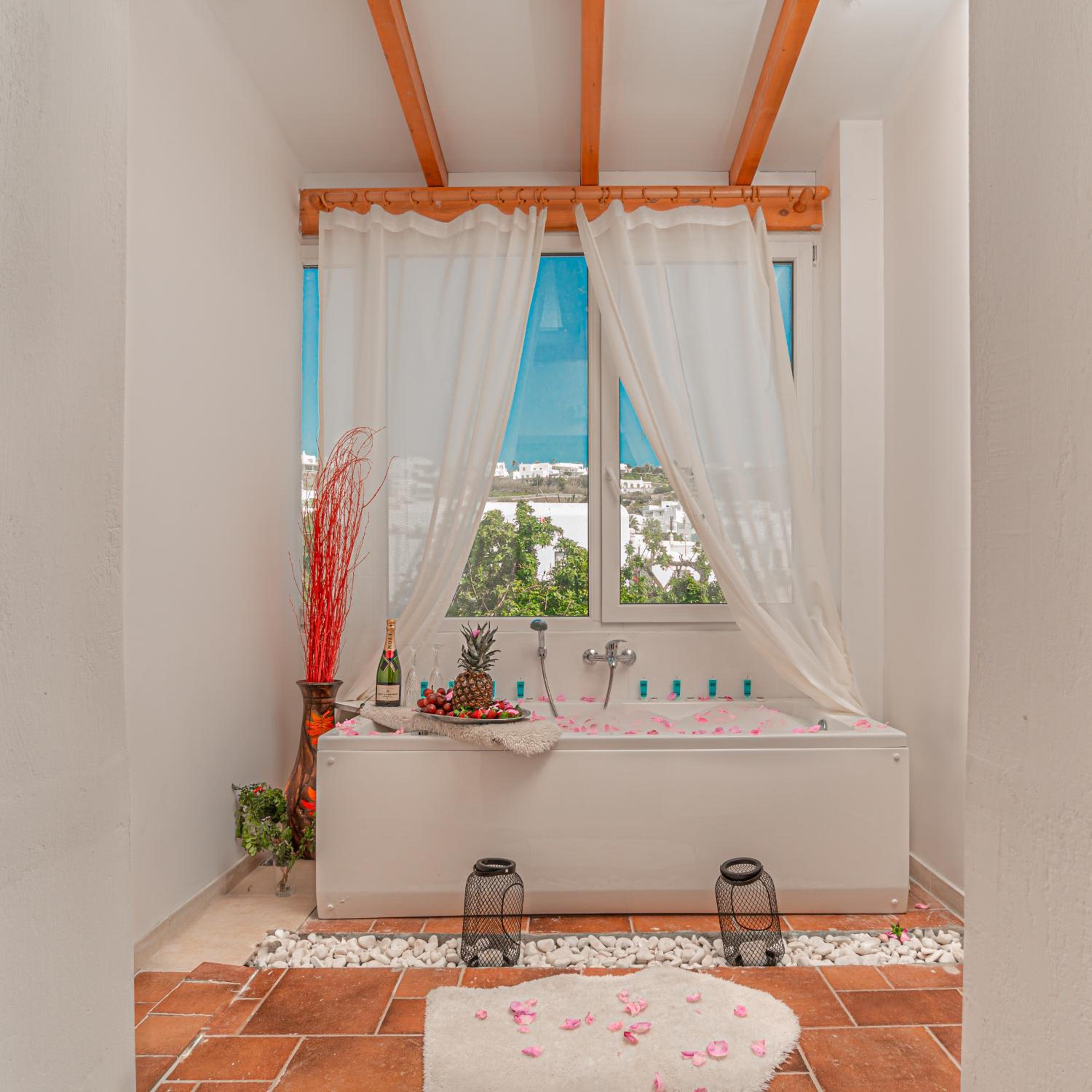 Studio with Spa Bath - Photo 2