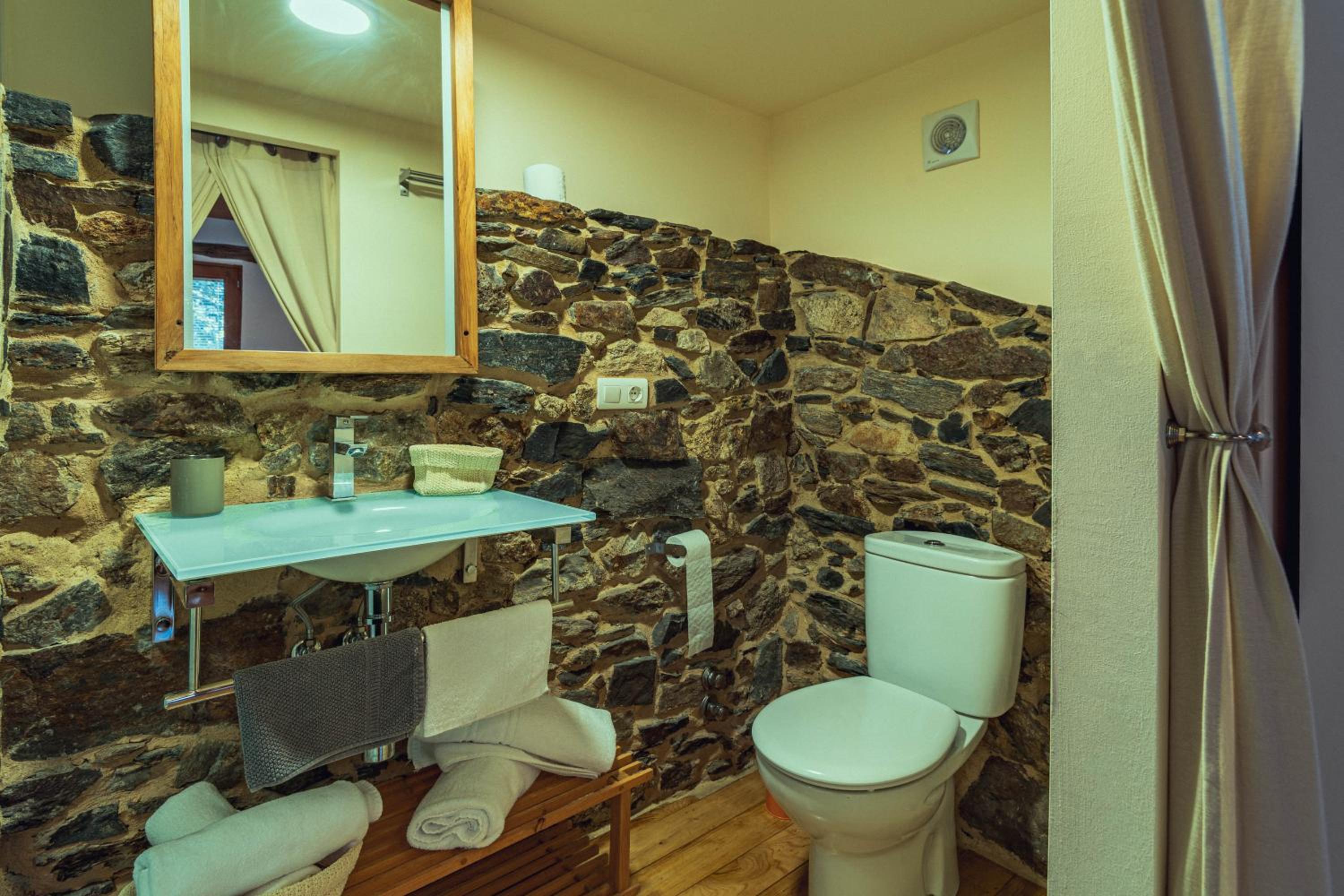 King Room with Balcony - Photo 3