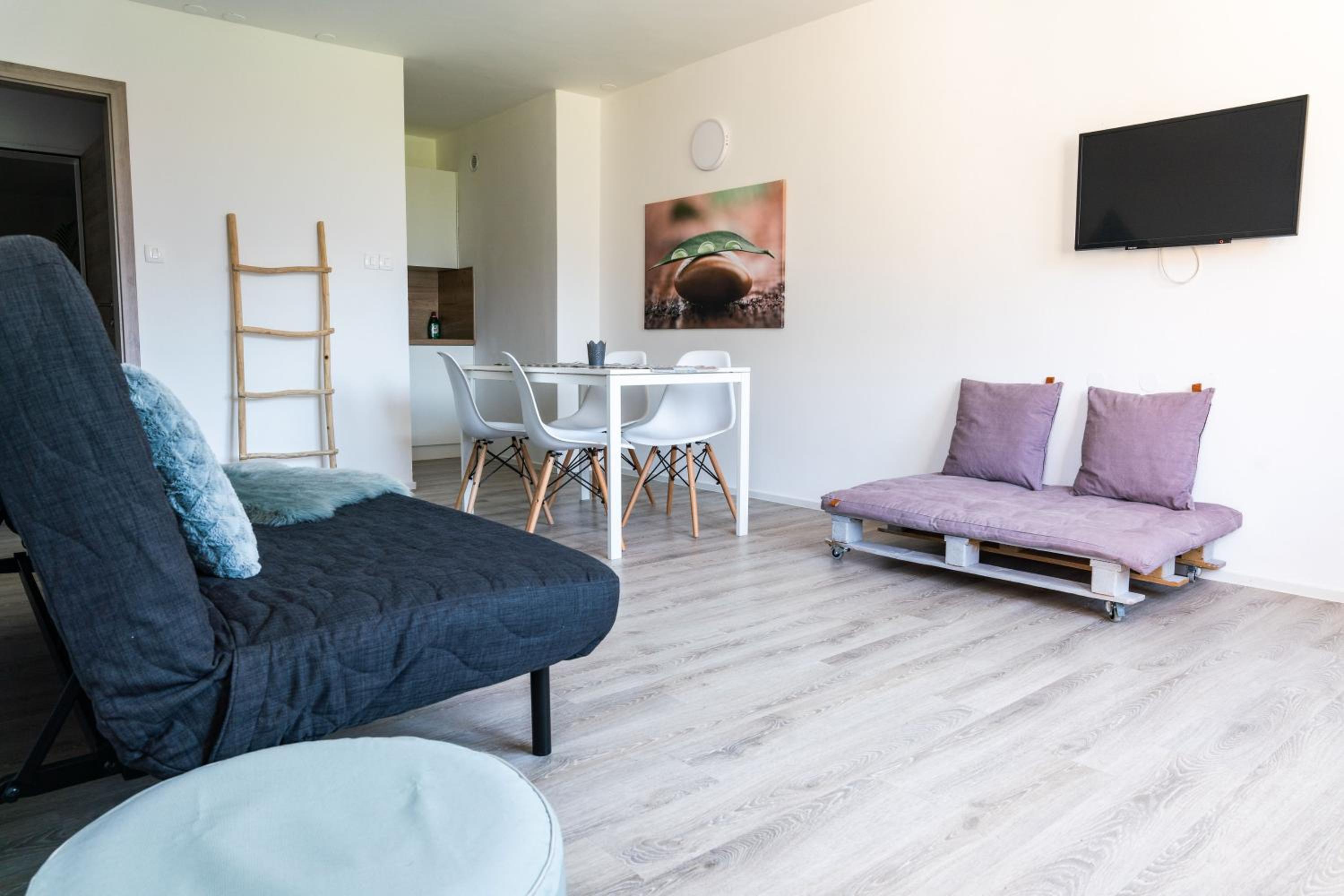 One-Bedroom Apartment with Balcony and Mountain View   photo 1