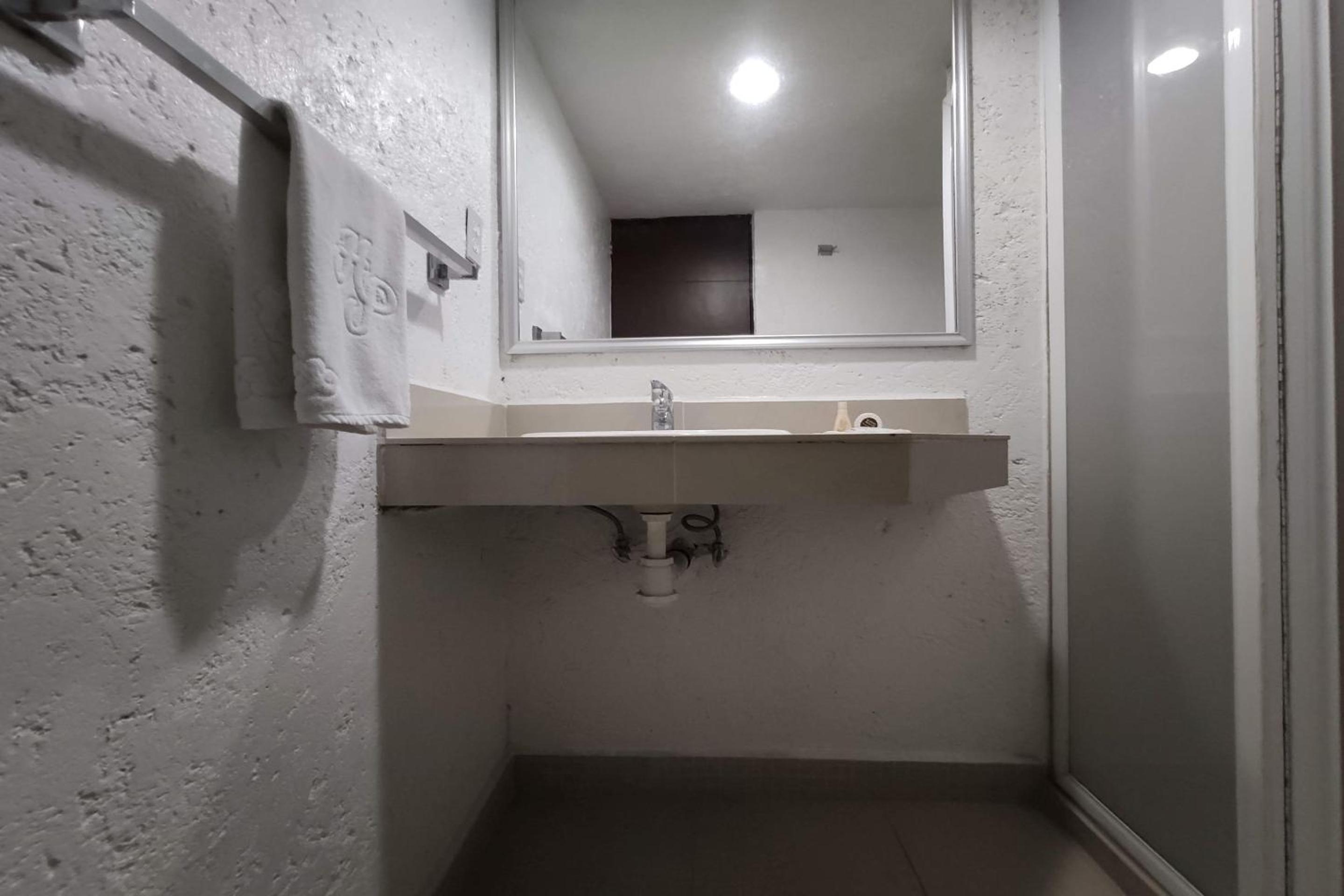 Standard Twin Room - Photo 3
