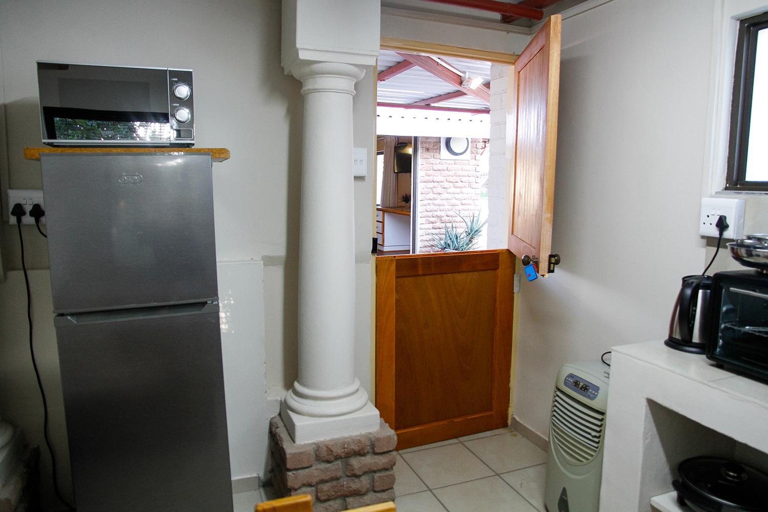 Family Room with Garden View - Photo 7