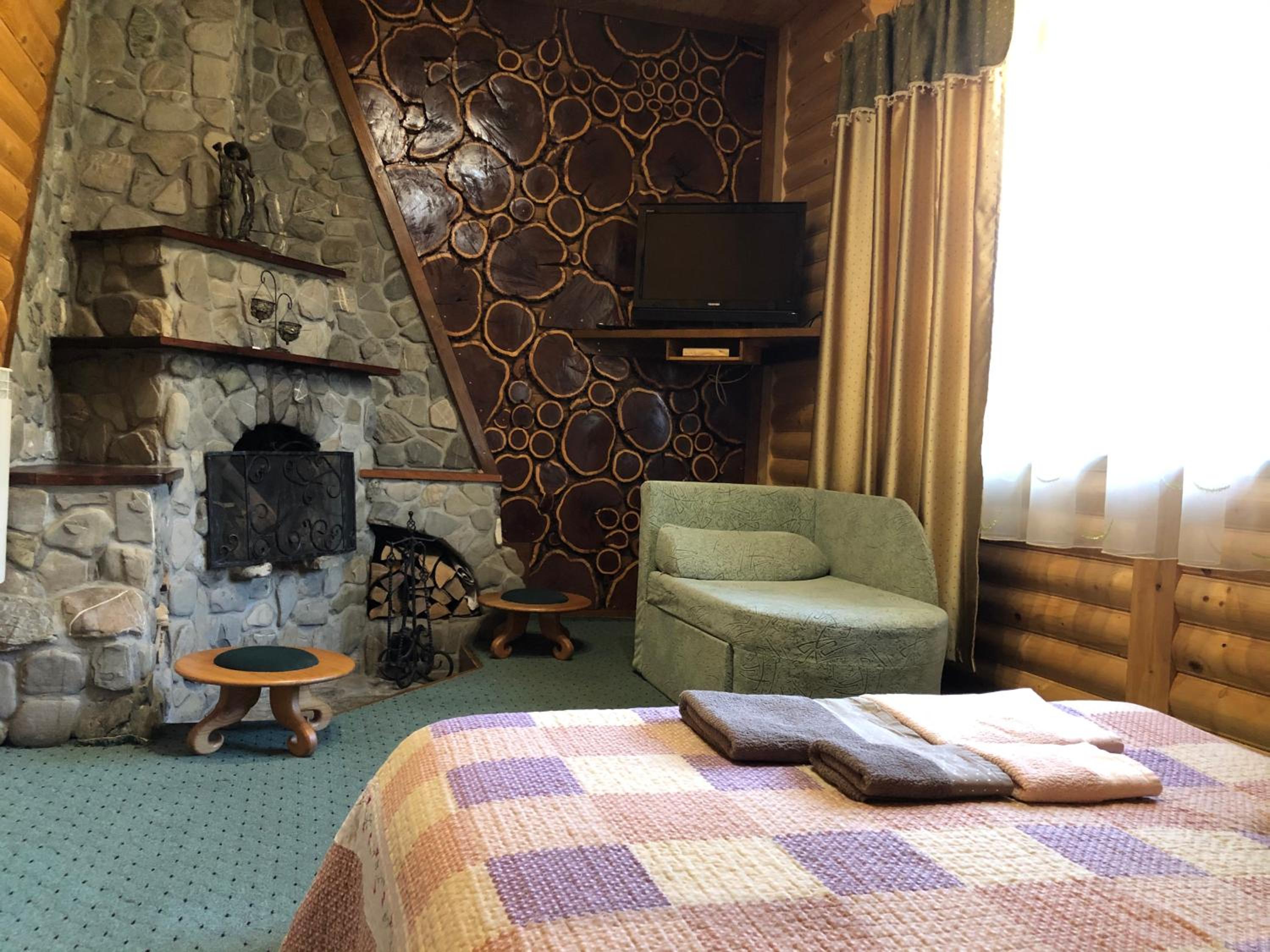 Two-Bedroom Apartment with Fireplace photo 2