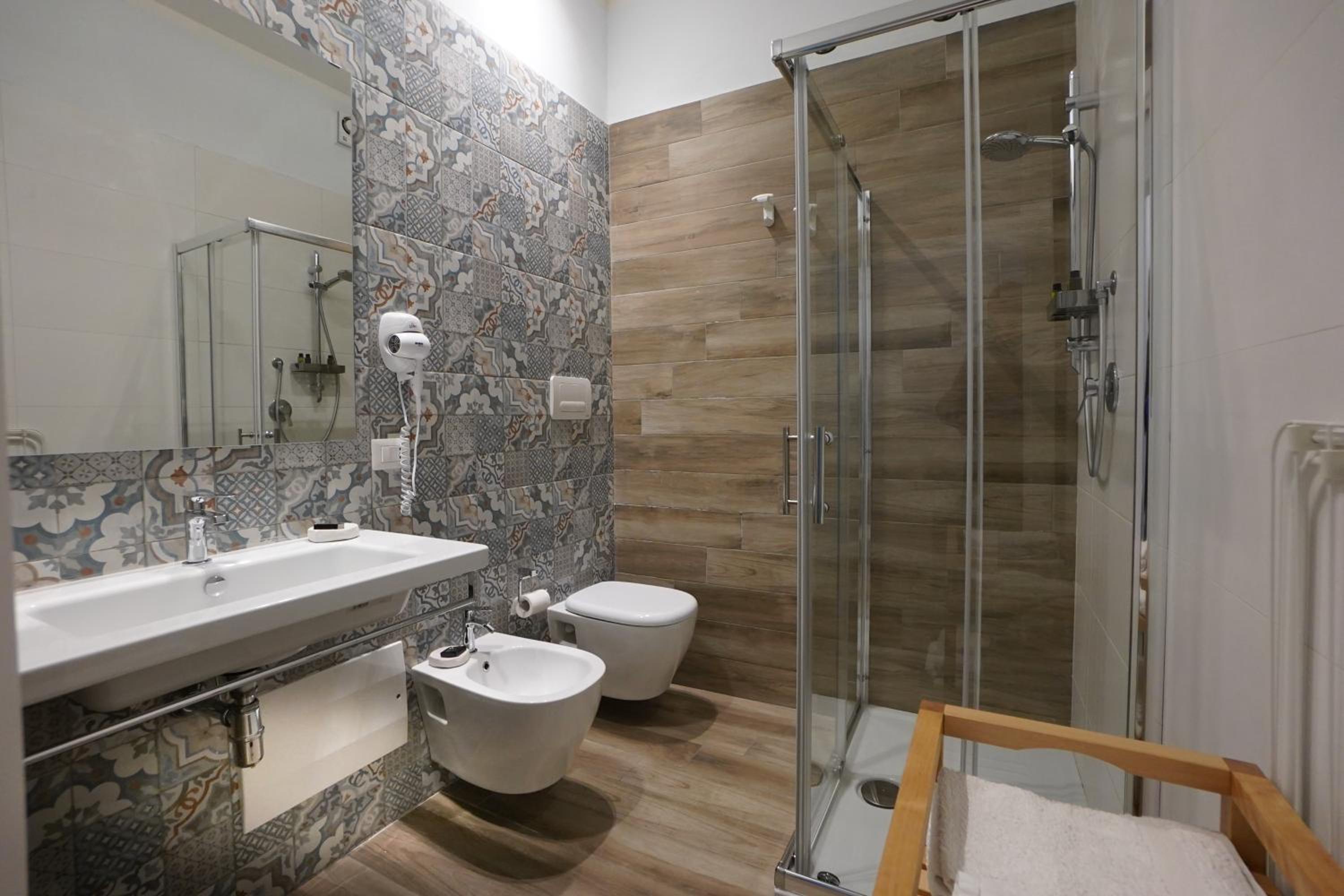 Double Room - Photo 8
