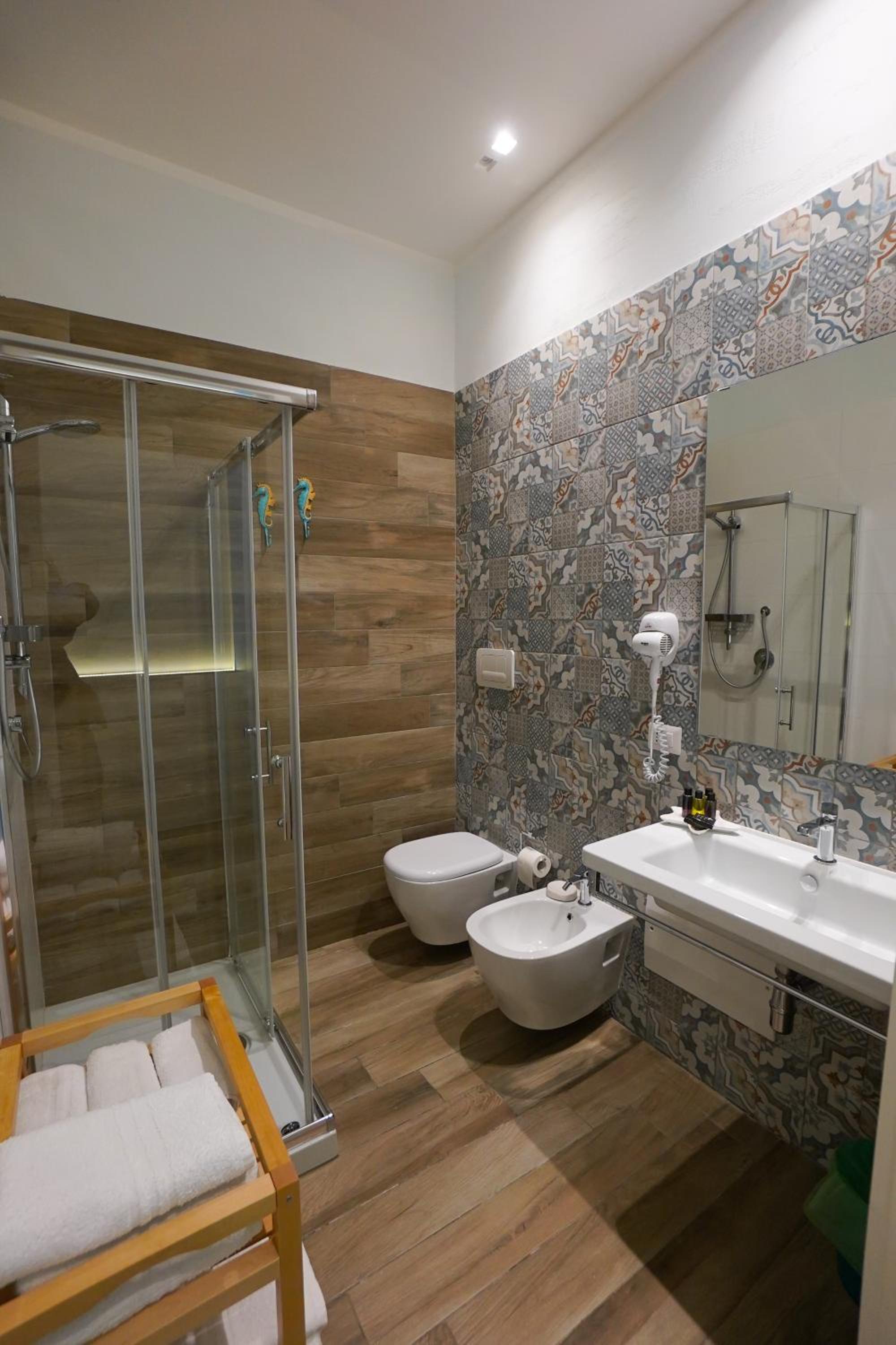 Deluxe Double Room with Sofa Bed - Photo 6