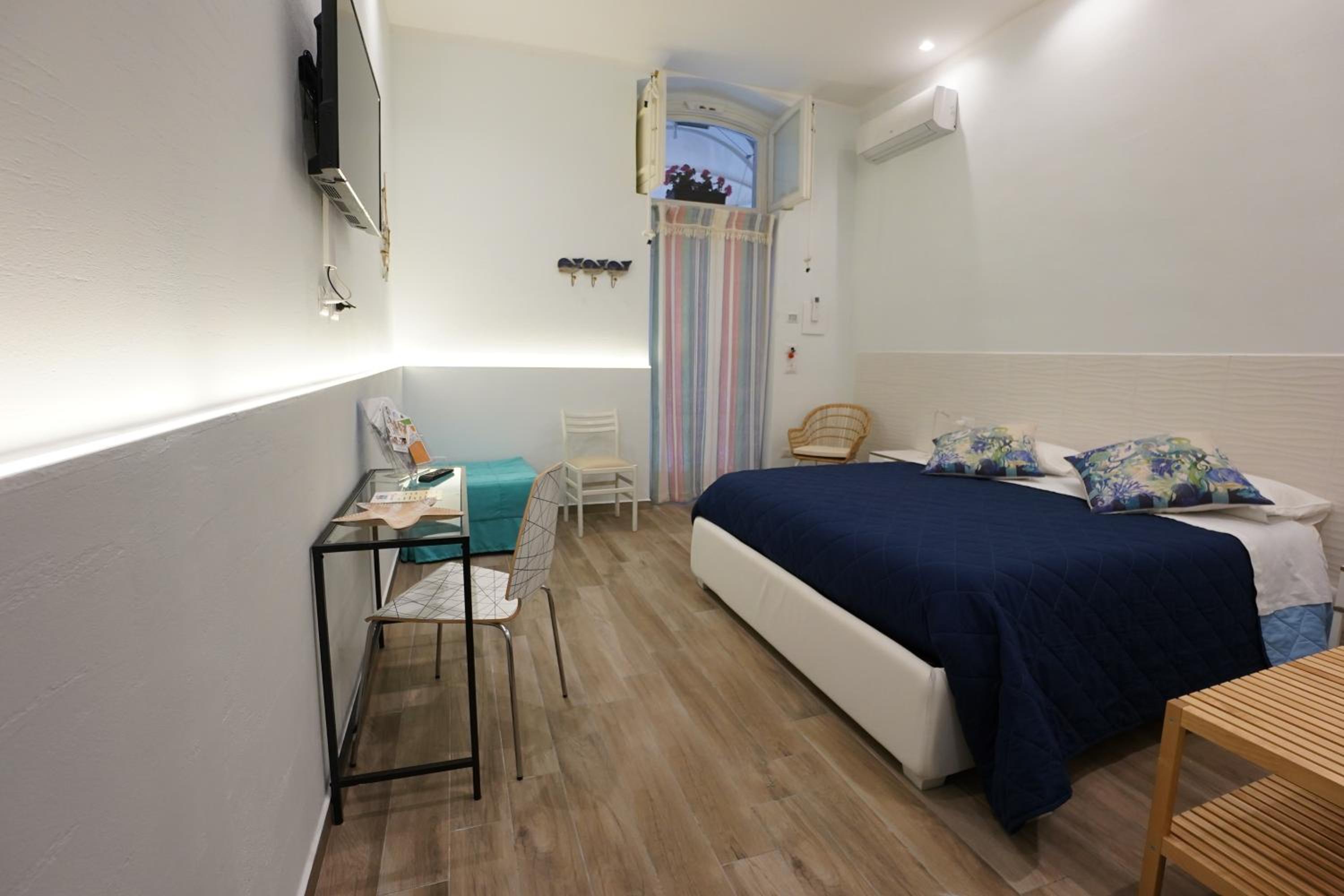 Deluxe Double Room with Sofa Bed - Photo 11