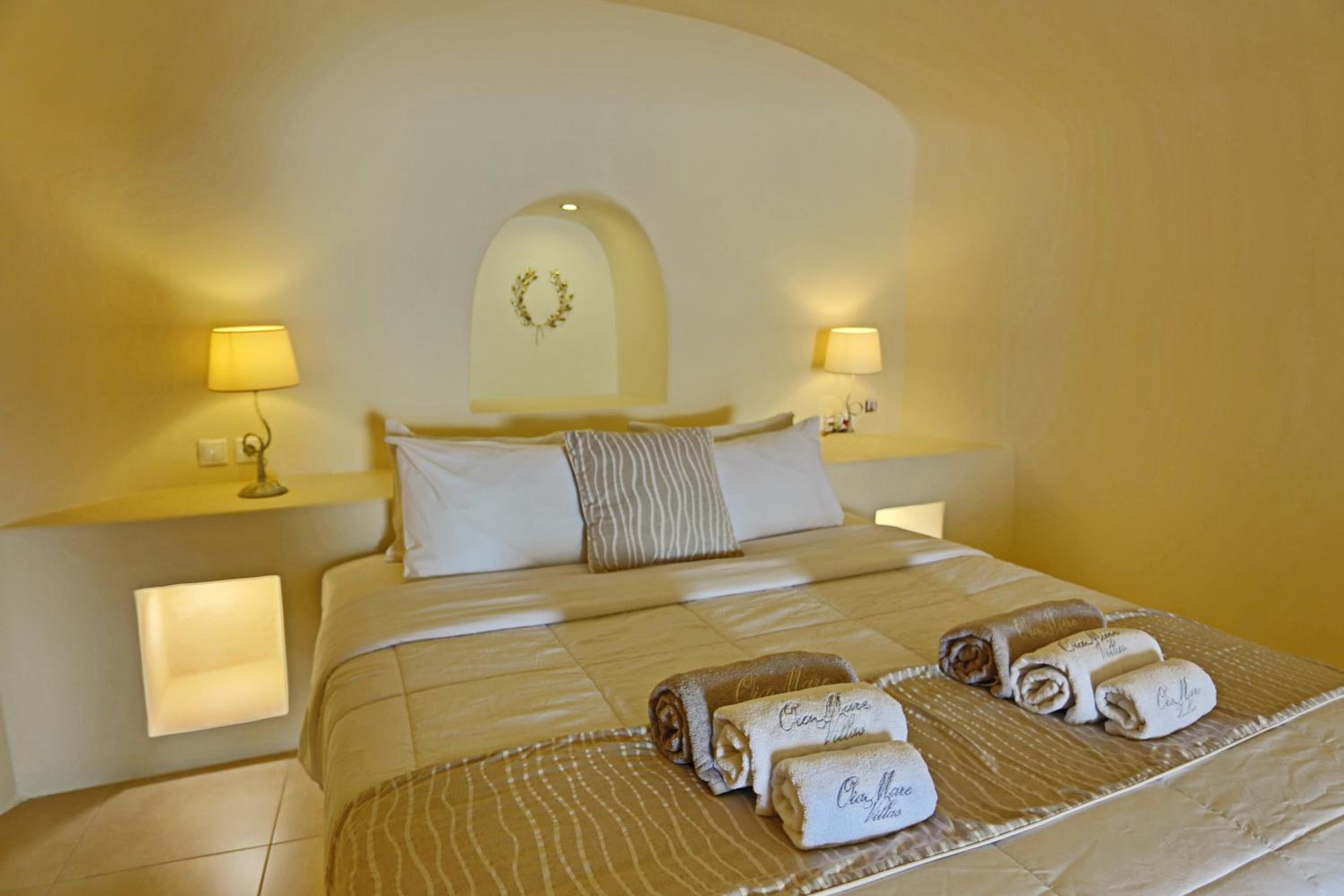 Honeymoon Cave Suite with Caldera View photo 2