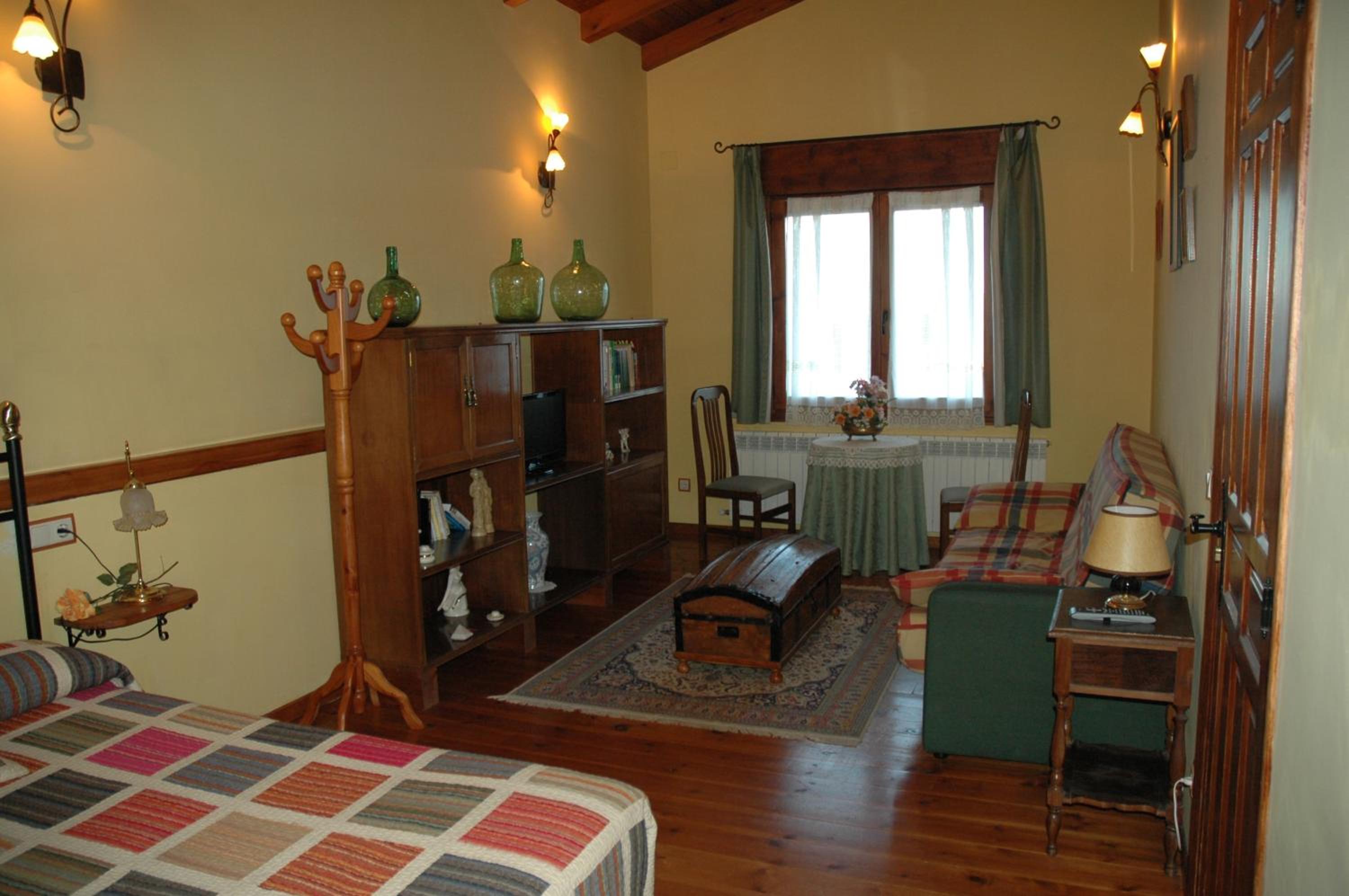 Queen Room with Two Queen Beds photo 2