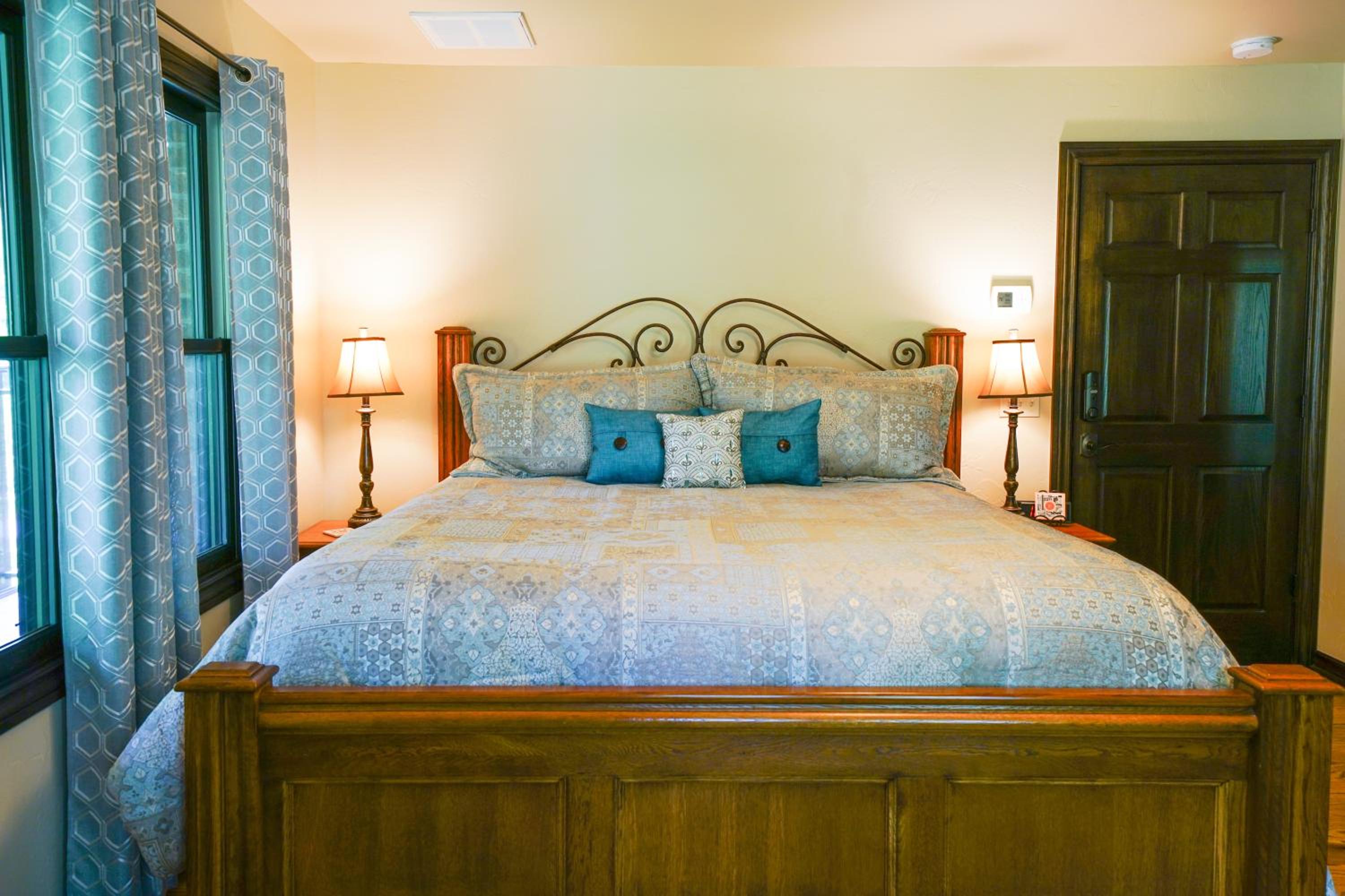 Deluxe King Room photo 1