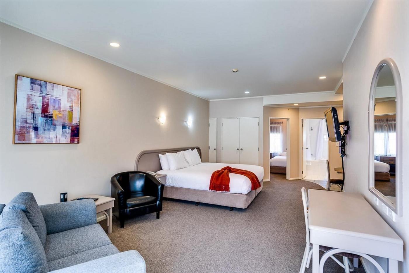 One-Bedroom Apartment photo 2