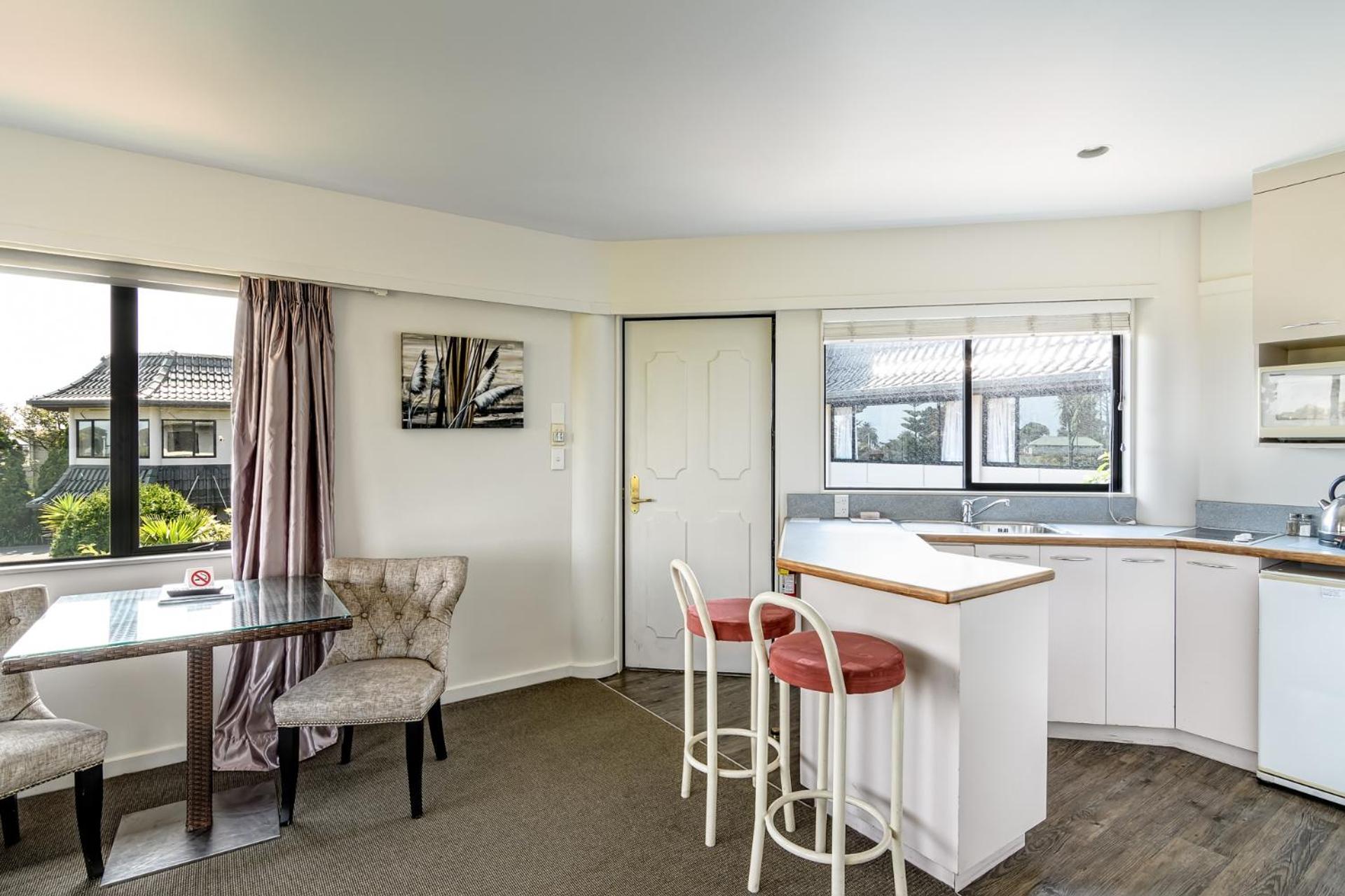 Deluxe One Bedroom Unit thumbnail 5