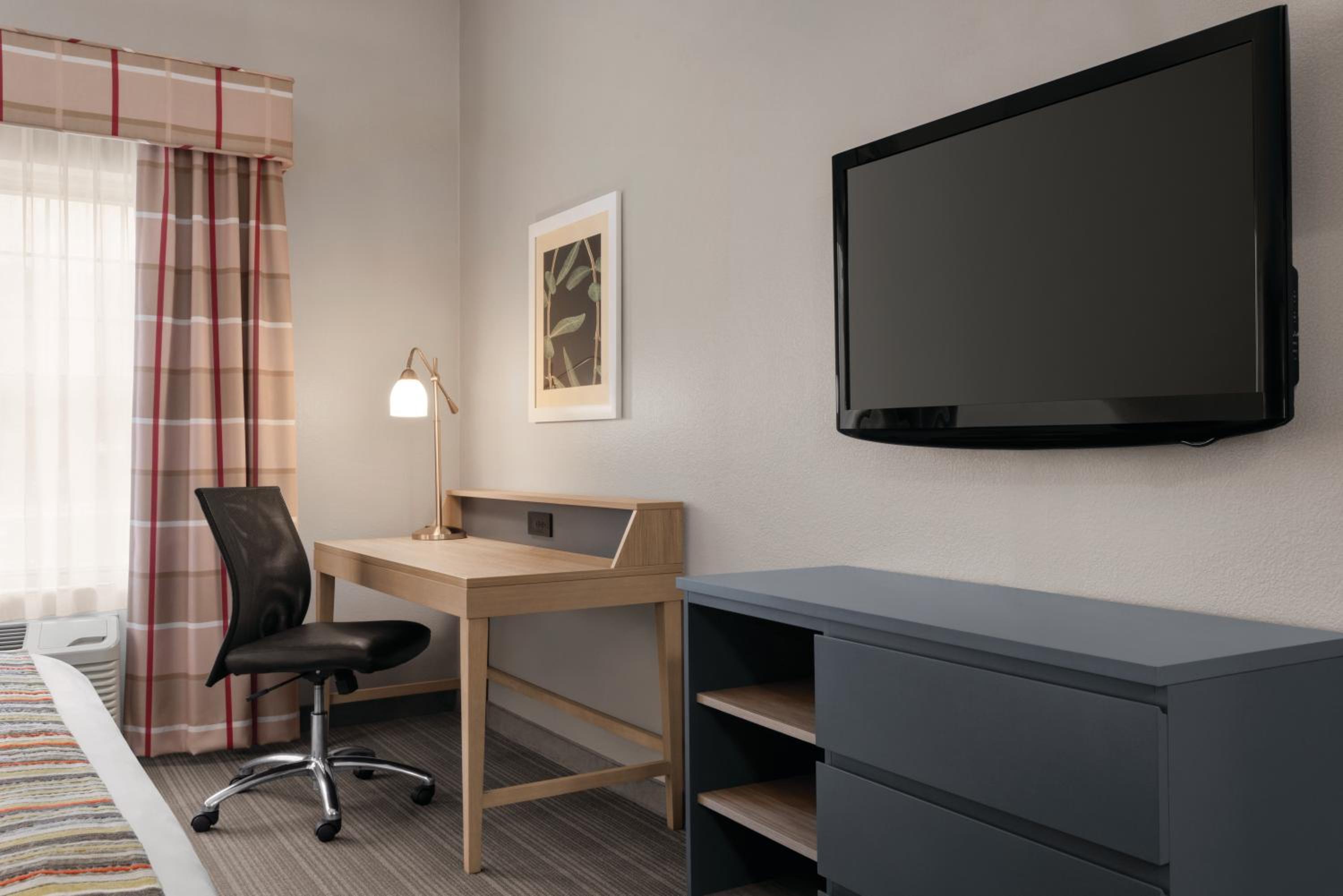 Executive King Suite - Non-Smoking - Photo 4