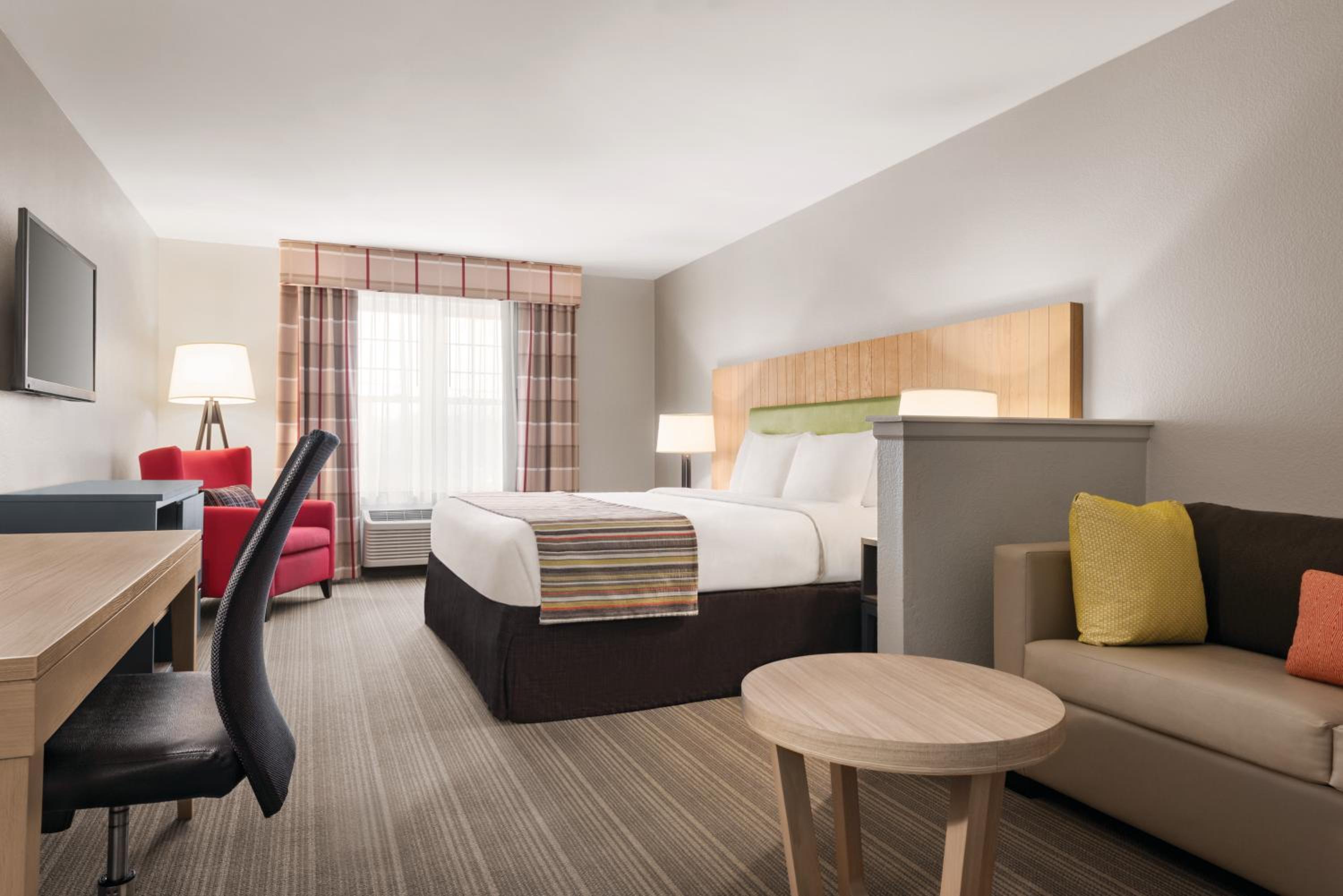 Executive King Suite - Non-Smoking - Photo 5