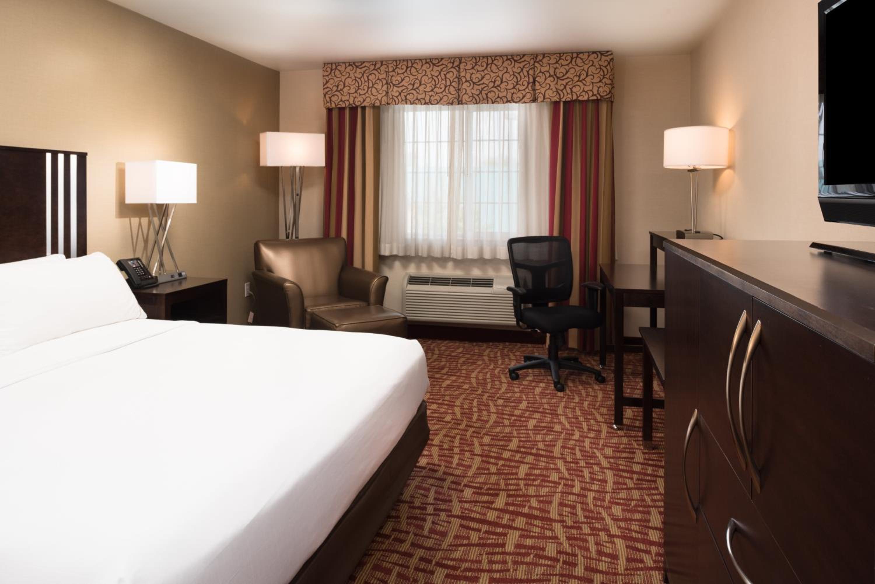Standard King Room with Sofa Bed - Photo 2