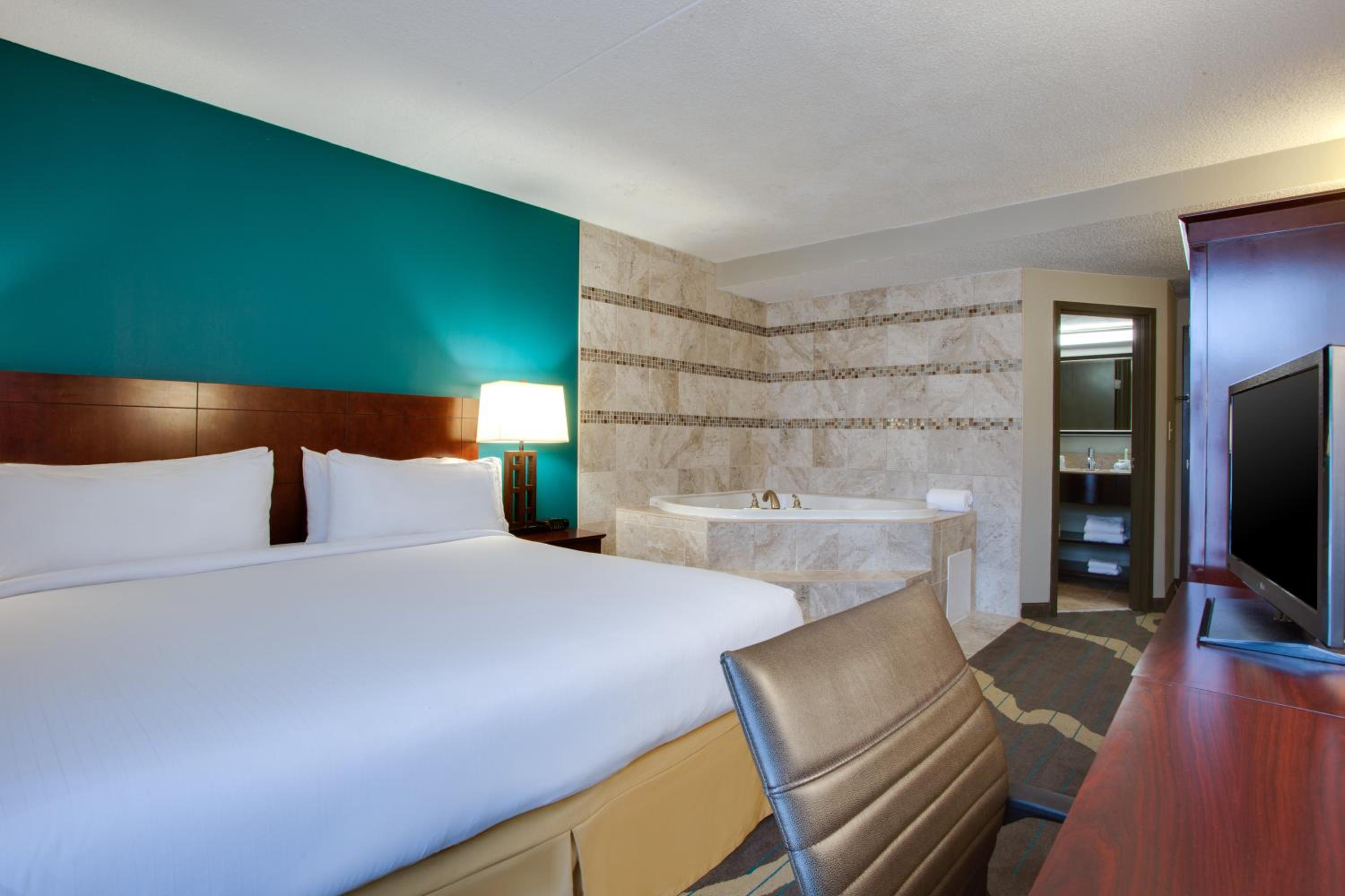 King Room with Jetted Tub - Photo 3